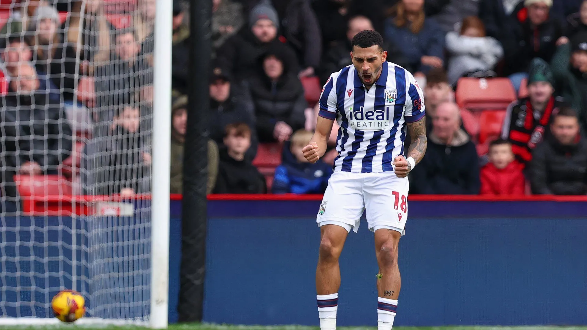 Karlan Grant ghi bàn và ăn mừng cho West Brom