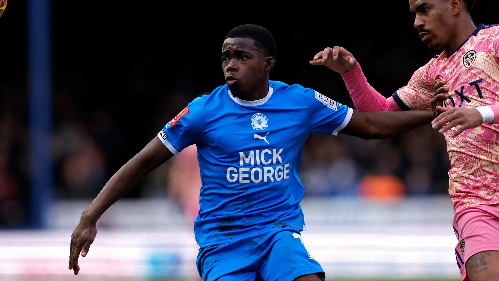 Kwame Poku trong màu áo Peterborough United, một ví dụ khác về cầu thủ có nguy cơ rời đi với phí bồi thường thấp