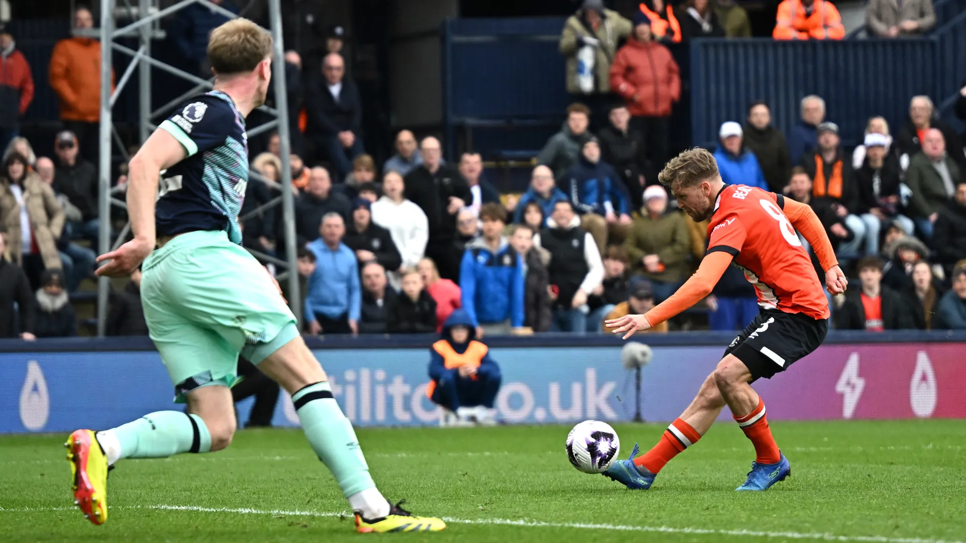 Luke Berry ăn mừng cùng Luton Town trên hành trình thăng hạng