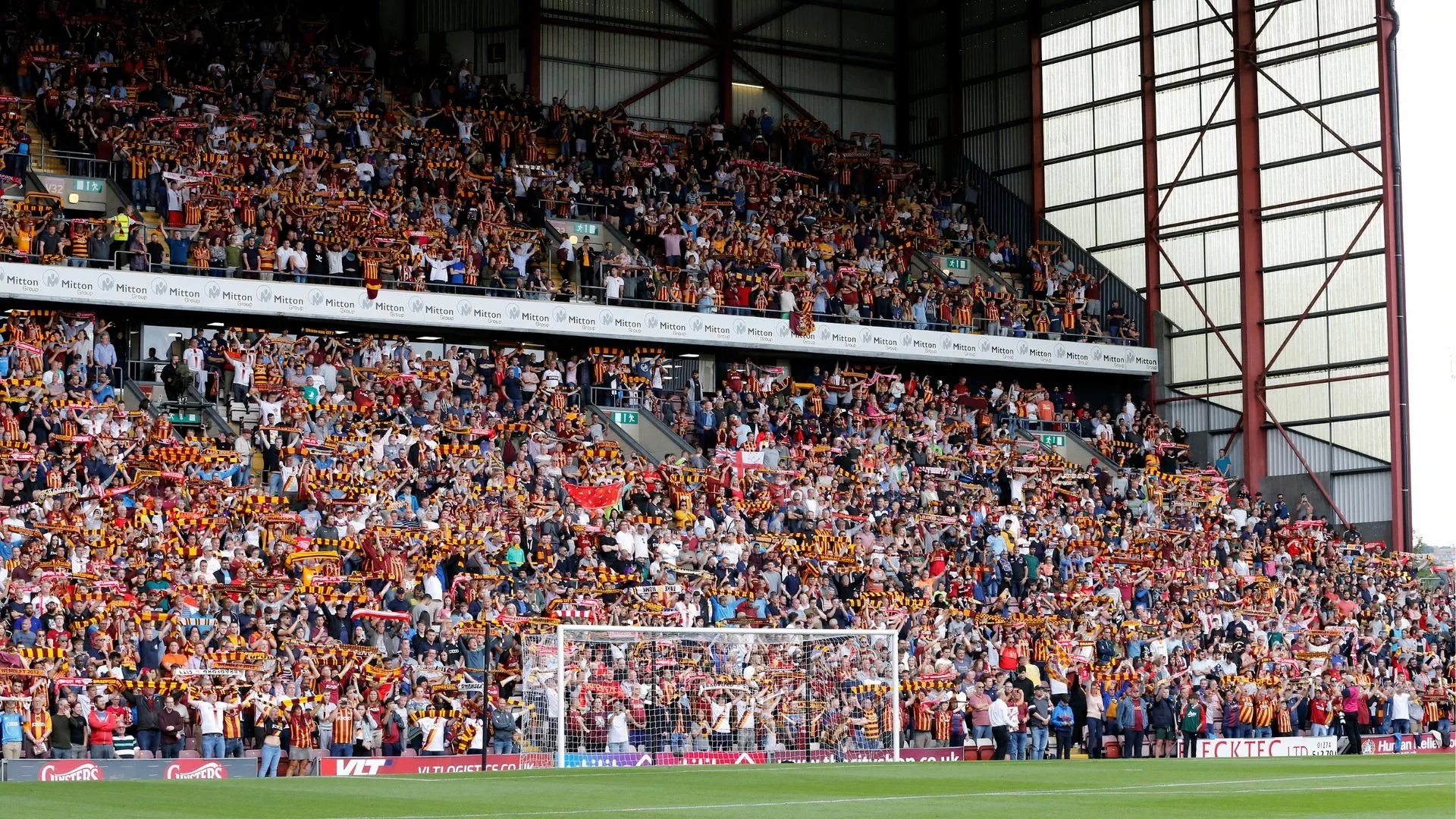 Người hâm mộ Bradford City cổ vũ đội nhà