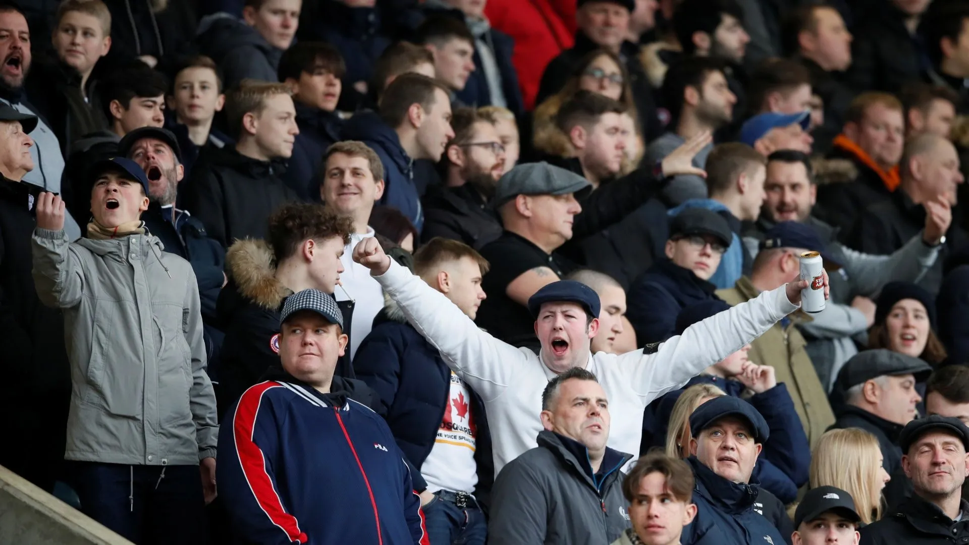 Người hâm mộ Millwall trên khán đài tạo không khí cuồng nhiệt