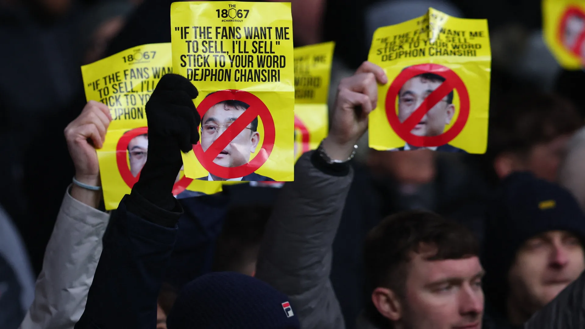 Nhóm người hâm mộ Sheffield Wednesday giơ biểu ngữ phản đối ông chủ Chansiri