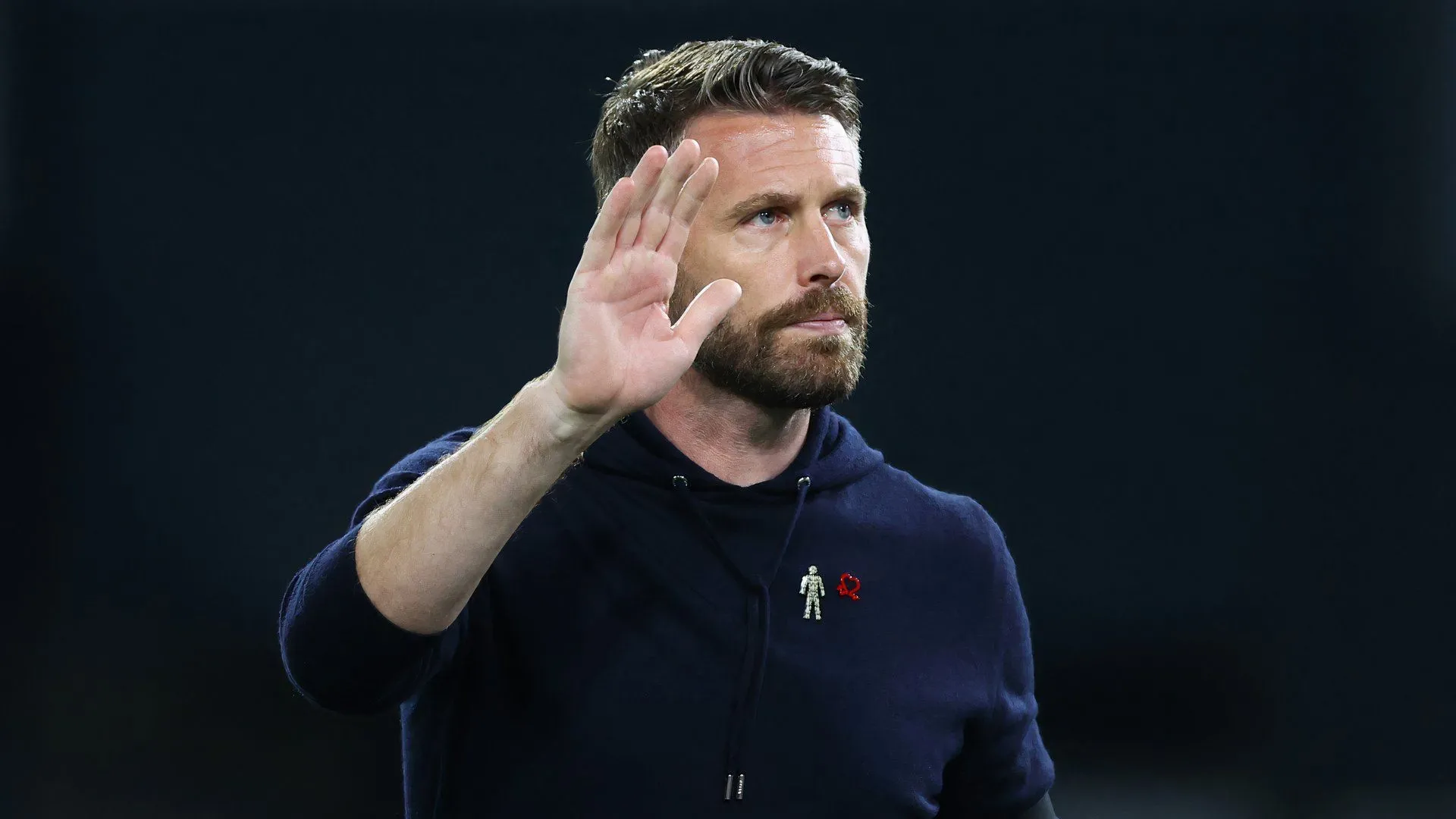 Rob Edwards chỉ đạo các cầu thủ Luton Town
