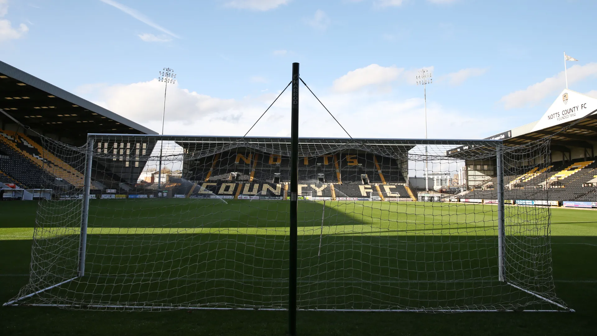 Sân vận động Meadow Lane, sân nhà của Notts County, nơi diễn ra nhiều trận đấu đáng chú ý