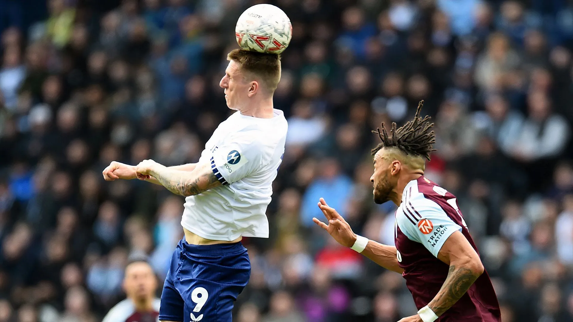 Tiền đạo Emil Riis trong màu áo Preston North End thi đấu tại giải Championship