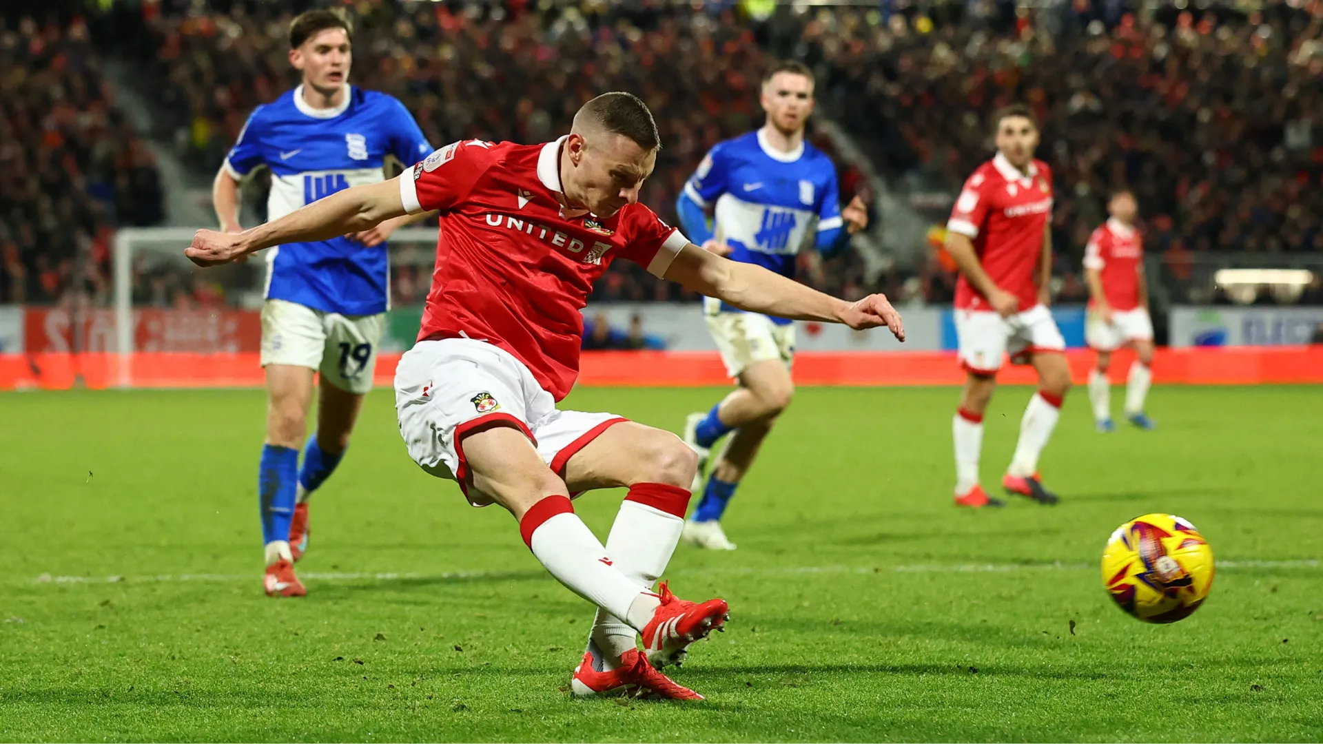Tiền đạo Paul Mullin trong màu áo Wrexham
