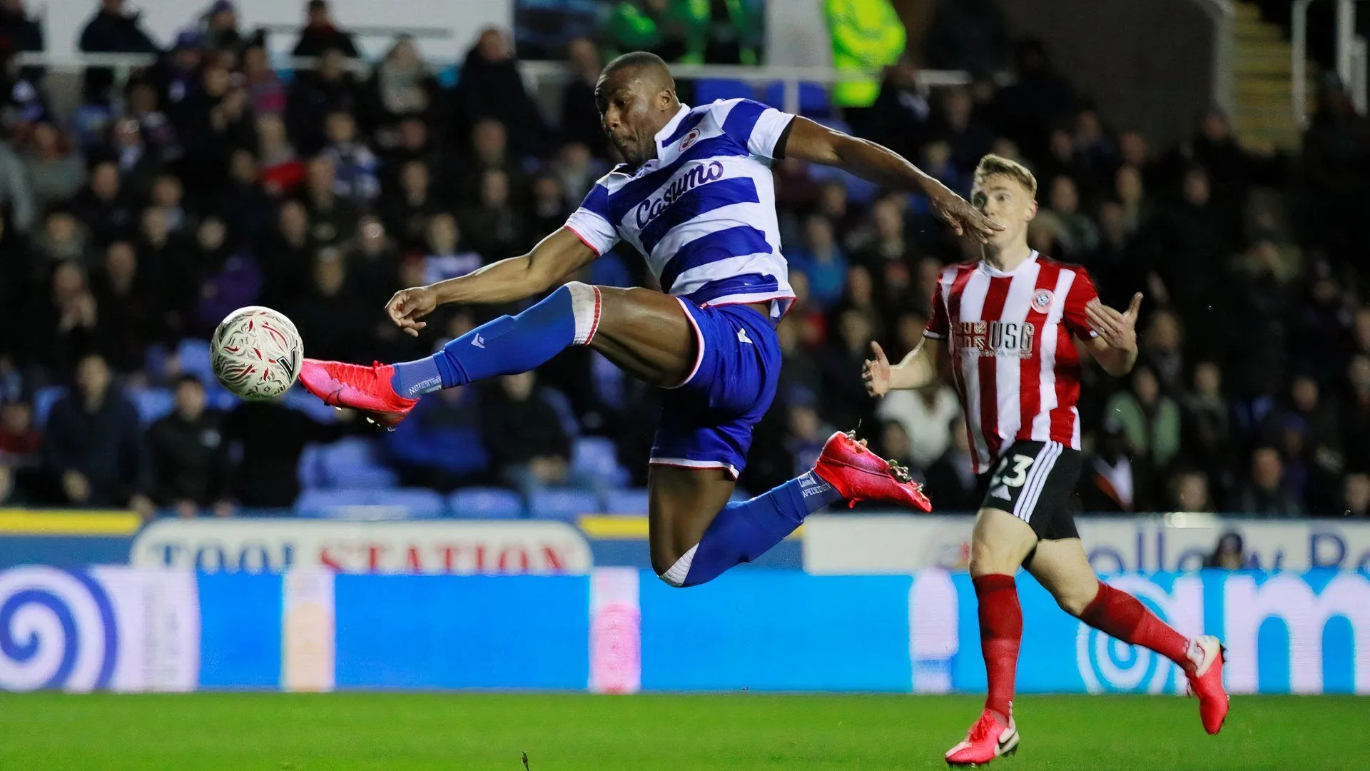 Tiền đạo Yakou Meite, cựu cầu thủ được yêu thích của Reading FC, có khả năng trở lại