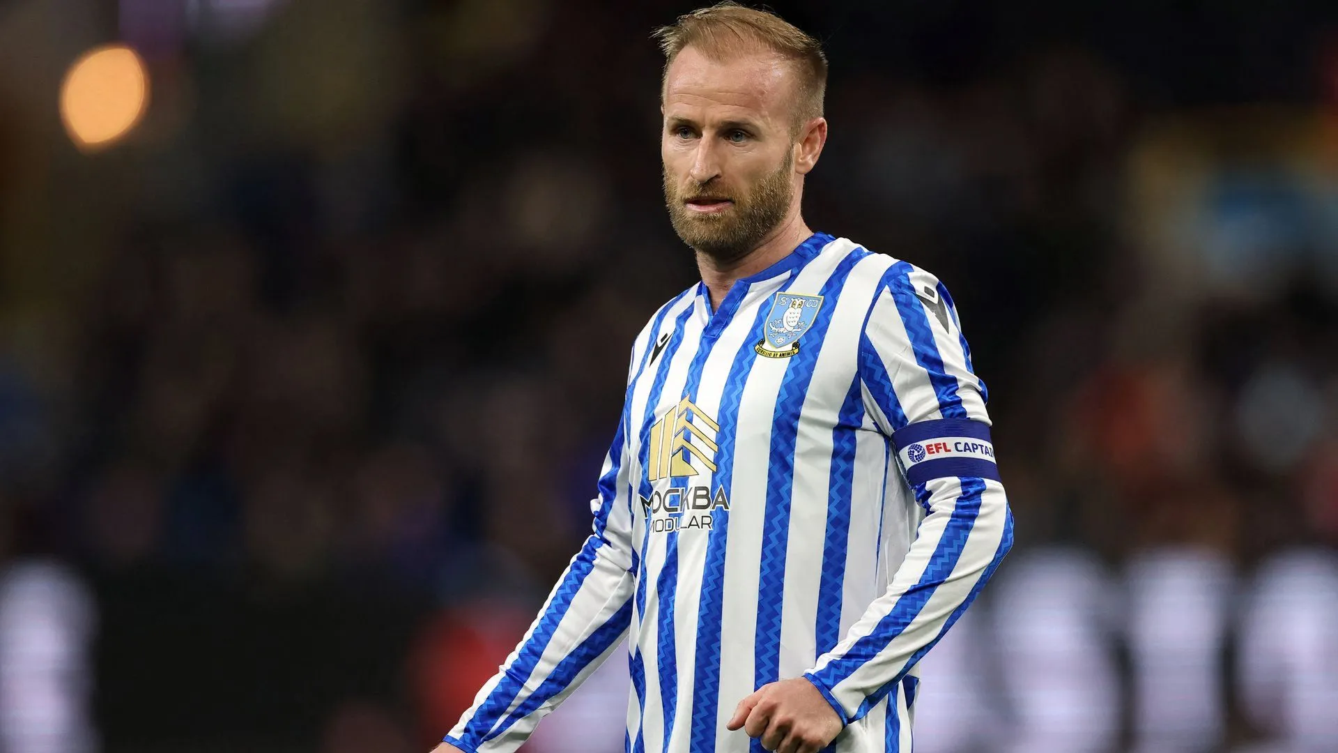 Tiền vệ Barry Bannan trong màu áo Sheffield Wednesday thi đấu trên sân