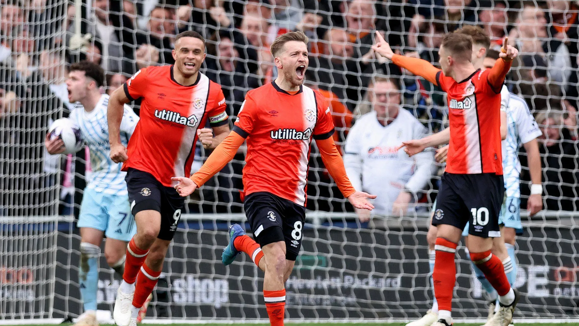 Tiền vệ Luke Berry thi đấu cho Luton Town