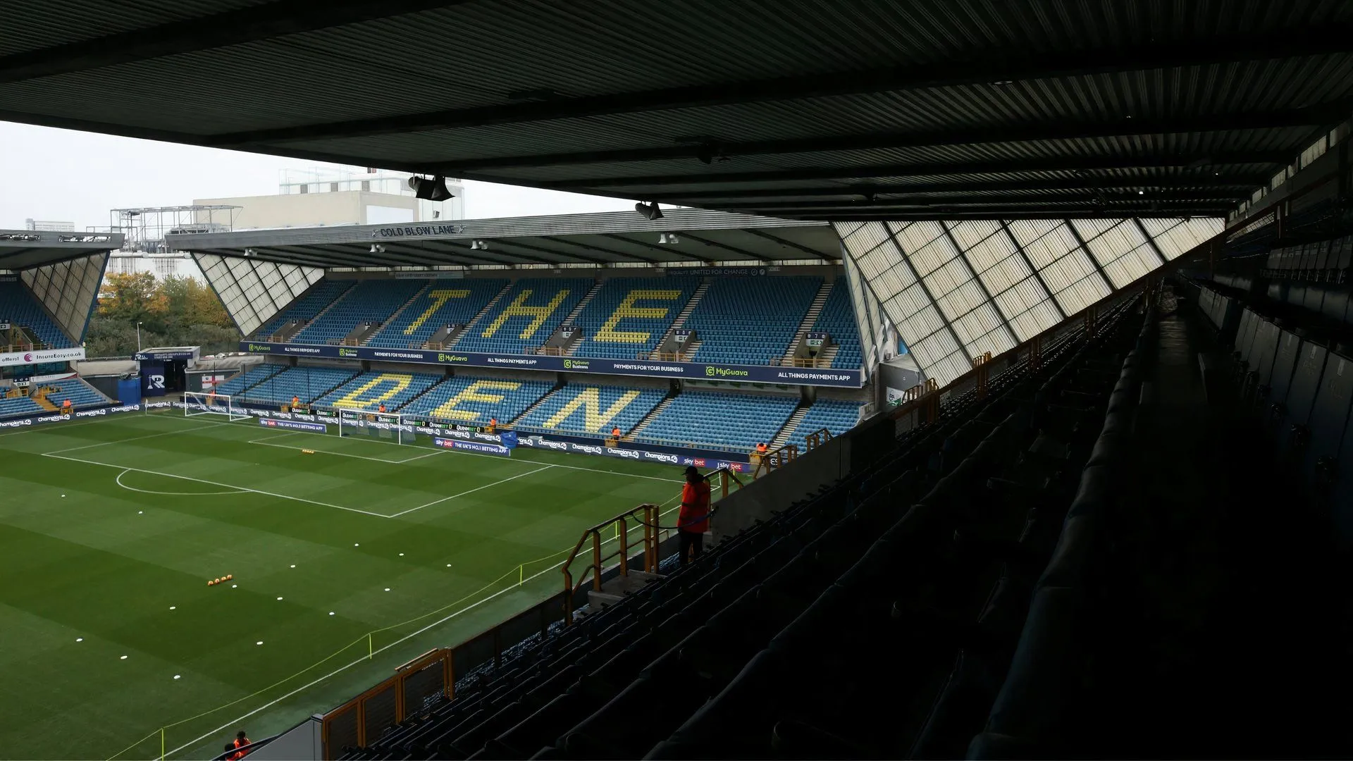Toàn cảnh sân vận động The Den của Millwall