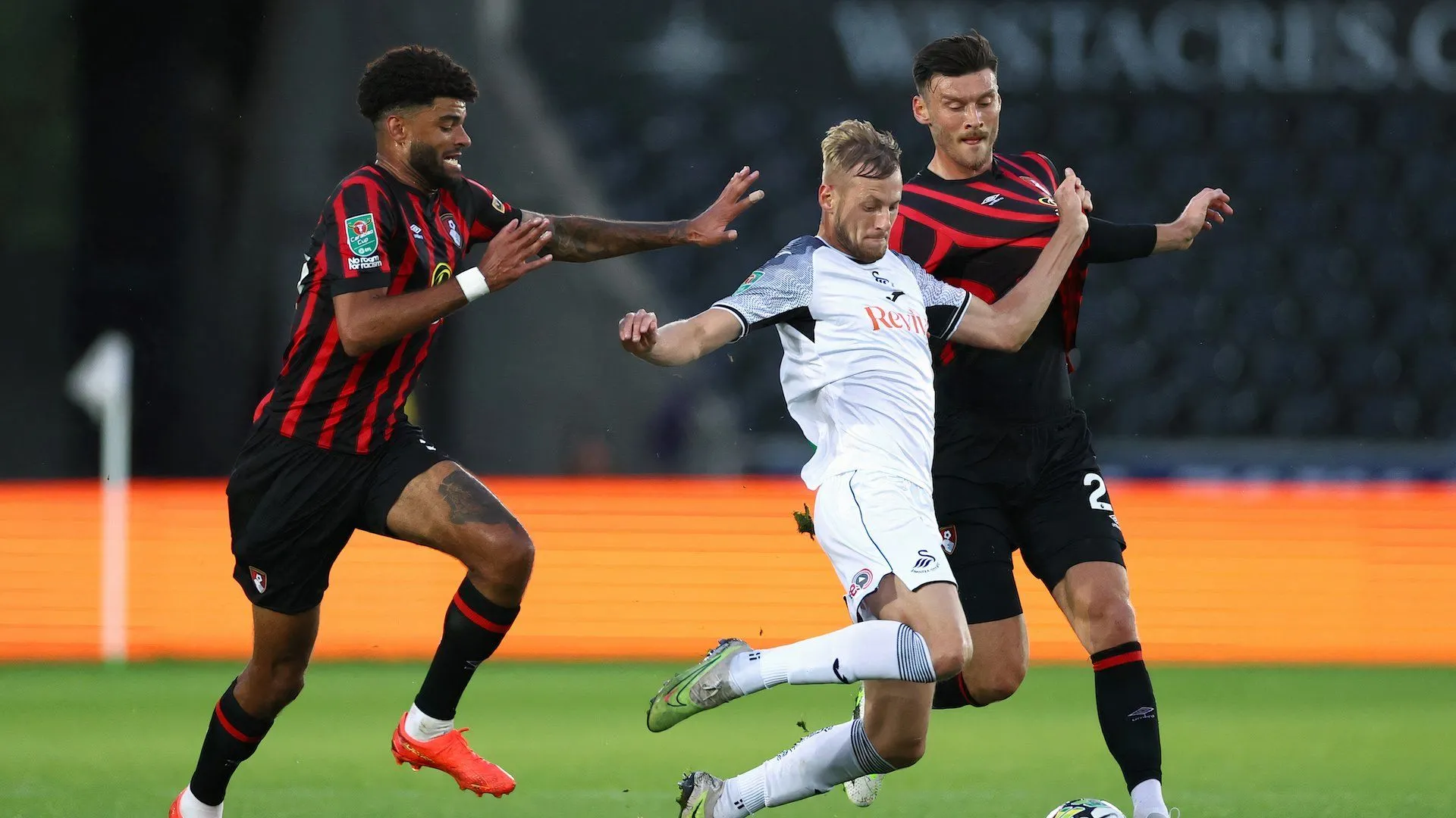 Trung vệ Harry Darling của Swansea City