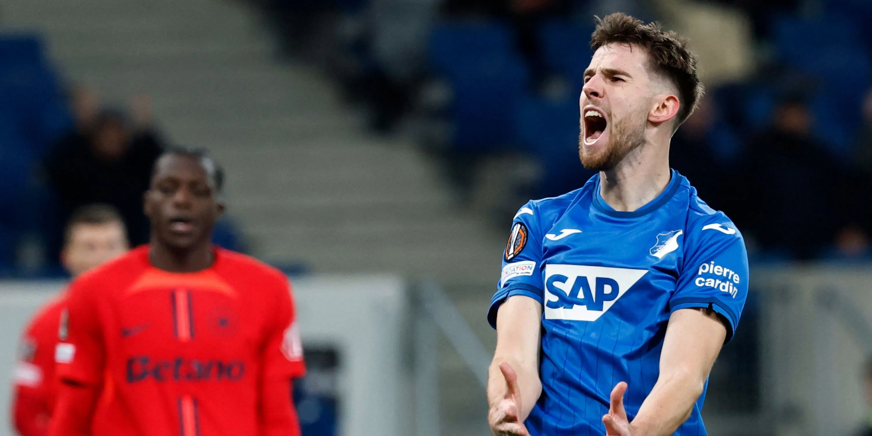 Anton Stach thi đấu trong màu áo Hoffenheim, thể hiện khả năng ở khu vực giữa sân.