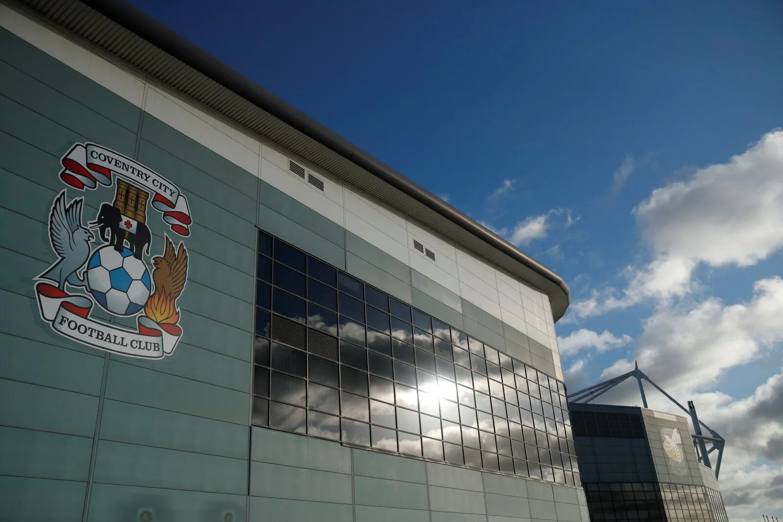 Bên ngoài sân CBS Arena của Coventry City, một công trình hiện đại nhưng thiếu đi bản sắc riêng