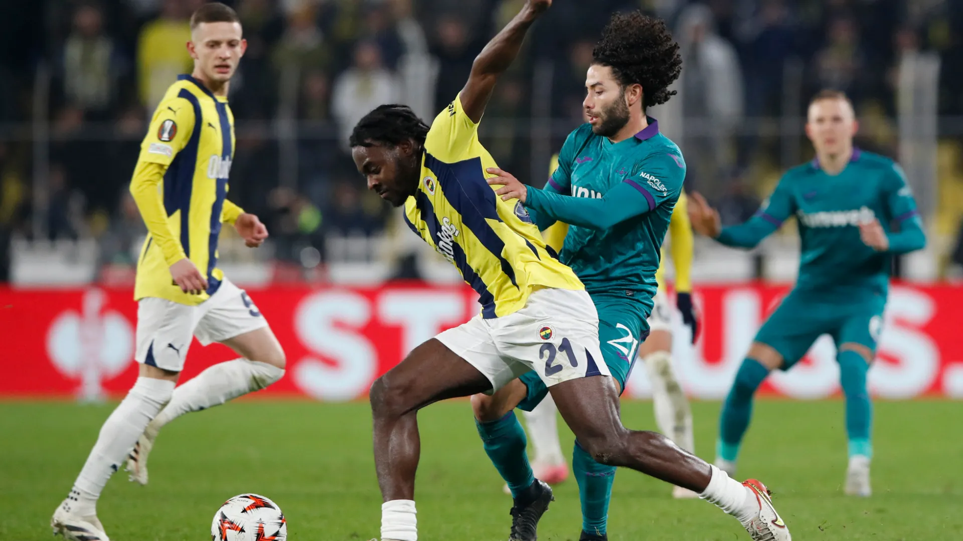 Bright Osayi-Samuel thi đấu cho Fenerbahçe tại Thổ Nhĩ Kỳ