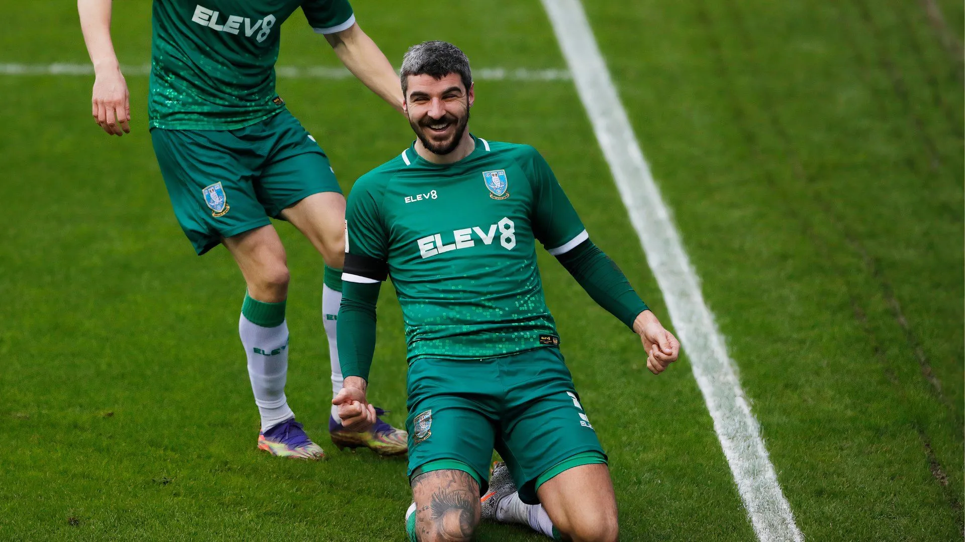 Callum Paterson thi đấu cho Sheffield Wednesday trong một trận đấu căng thẳng