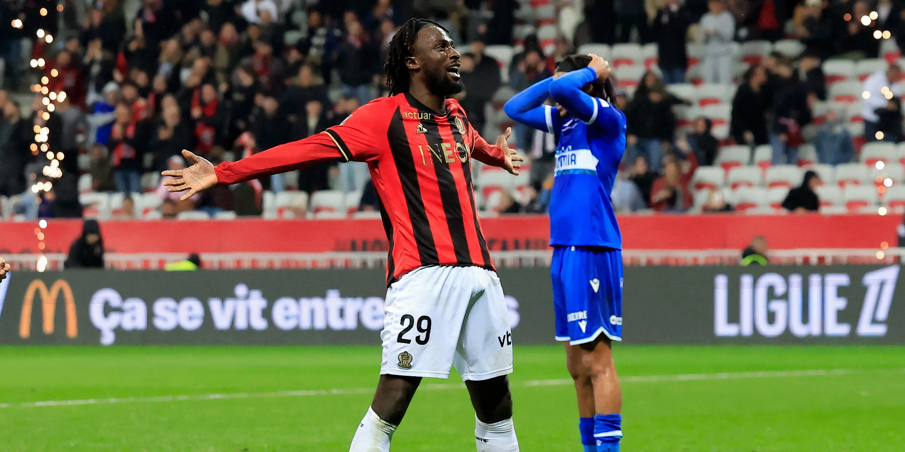 Cầu thủ chạy cánh Evann Guessand trong màu áo OGC Nice