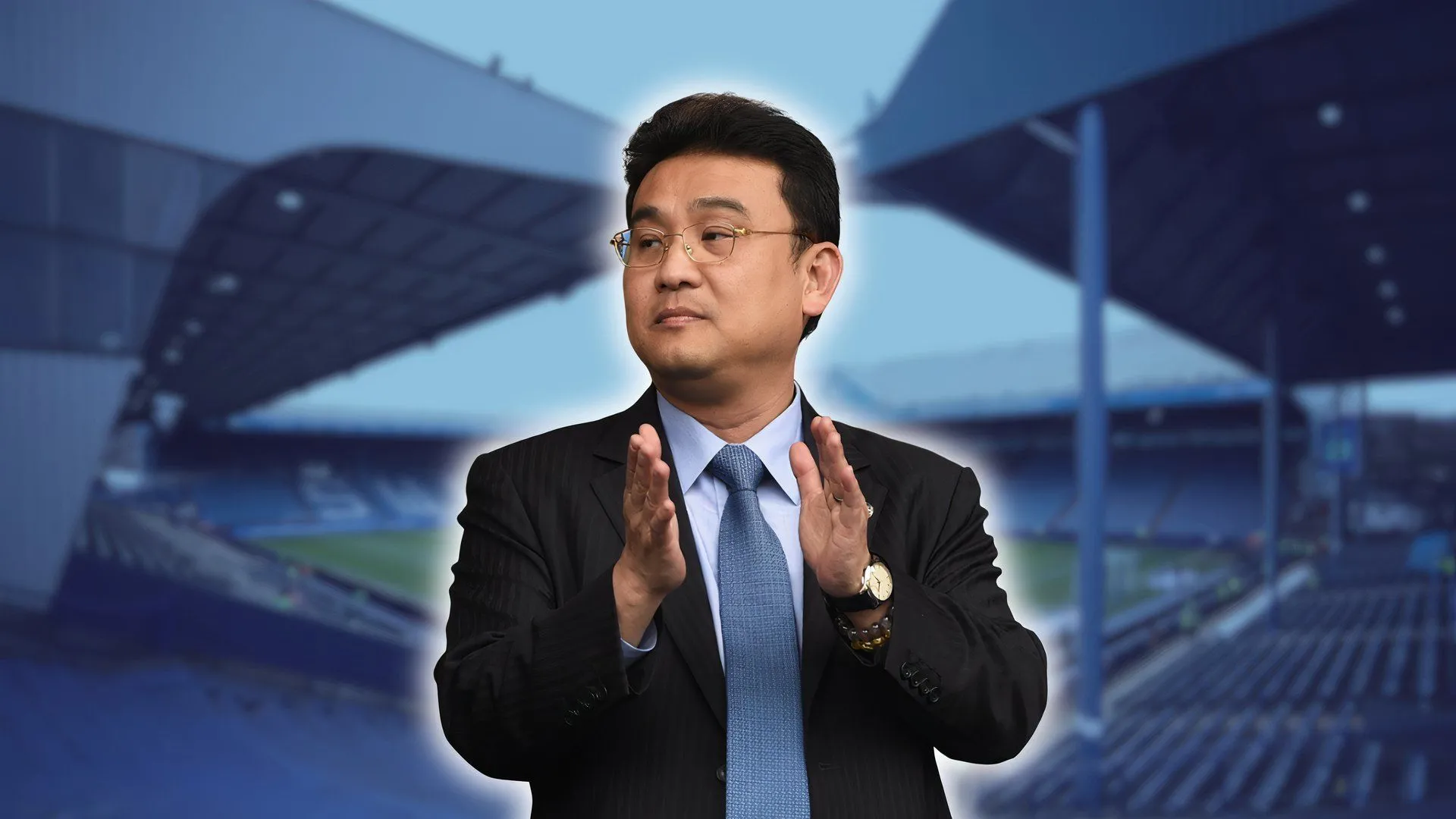Chủ tịch Dejphon Chansiri của Sheffield Wednesday đối mặt với áp lực lớn từ người hâm mộ và khủng hoảng tài chính.
