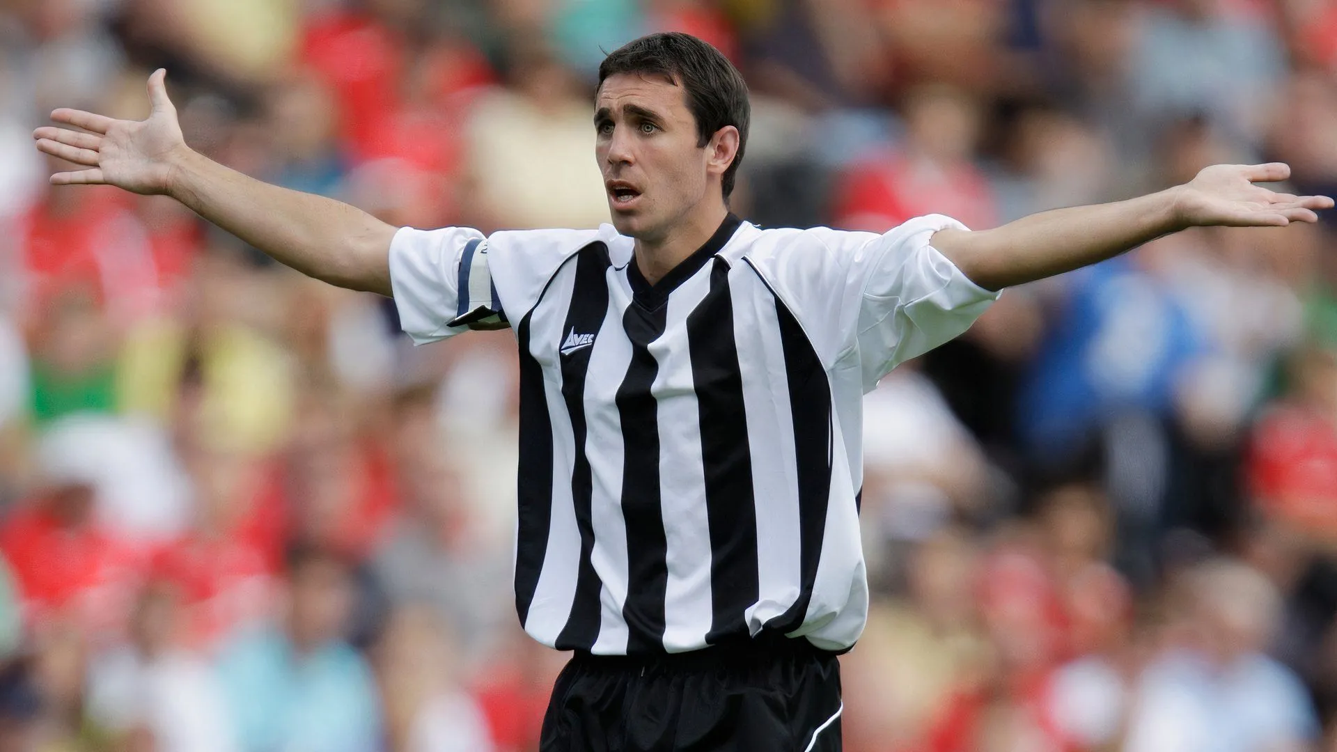 Đội trưởng John Thompson thi đấu cho Notts County, dẫn dắt đội thăng hạng