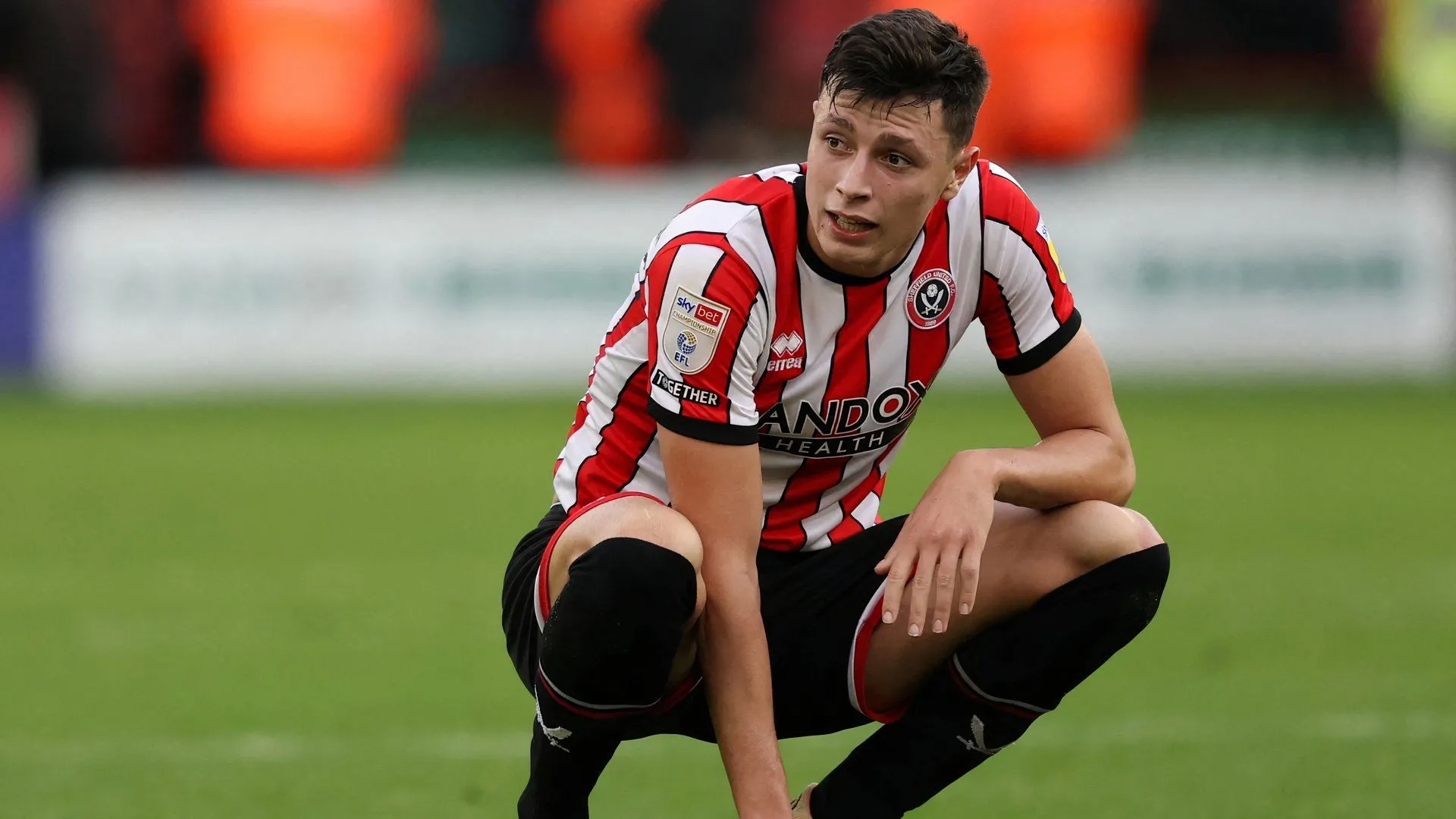 Hậu vệ Anel Ahmedhodzic trong màu áo Sheffield United, một trụ cột hàng phòng ngự.