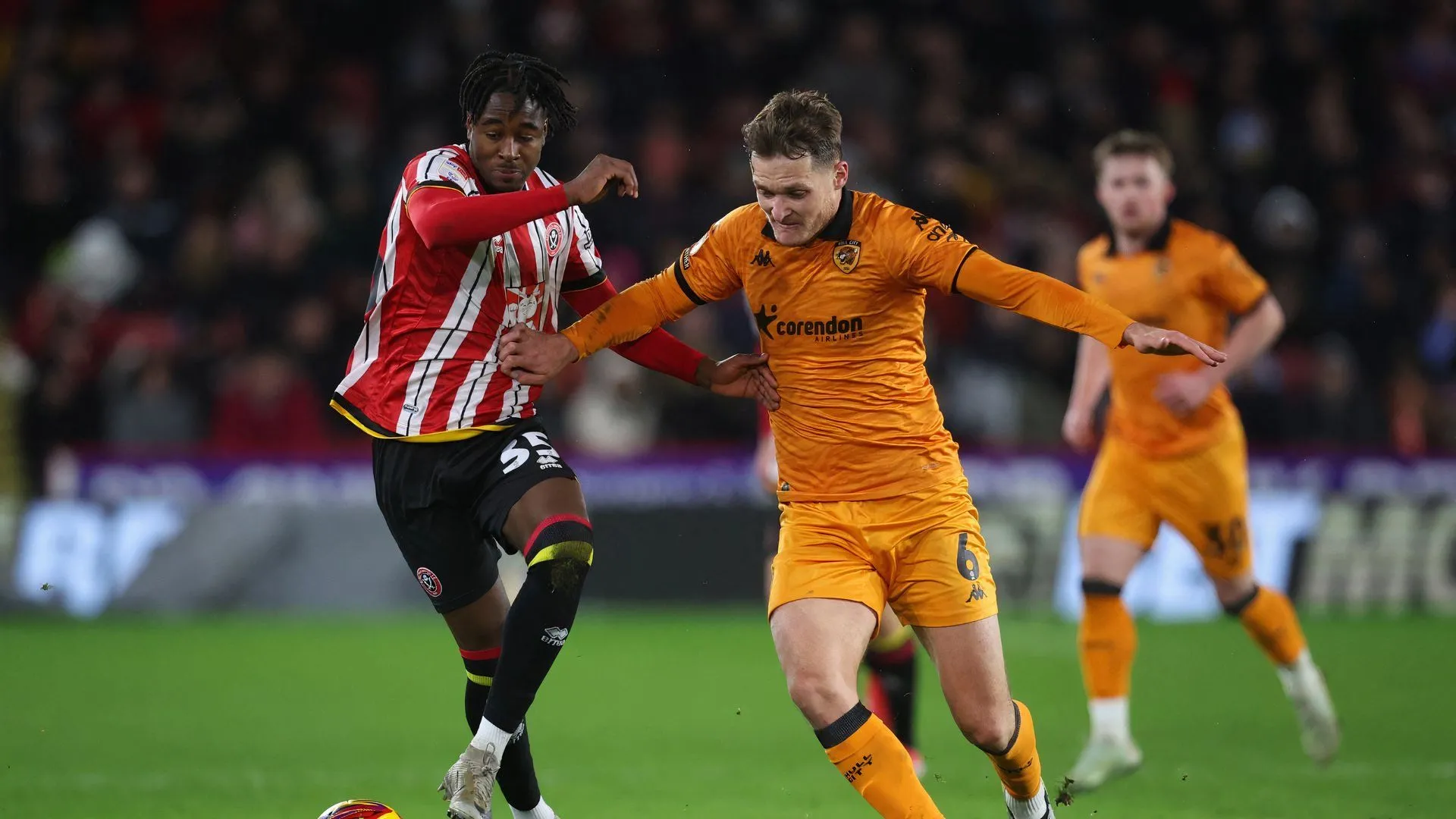 Hậu vệ Sean McLoughlin của Hull City đối đầu Sheffield United