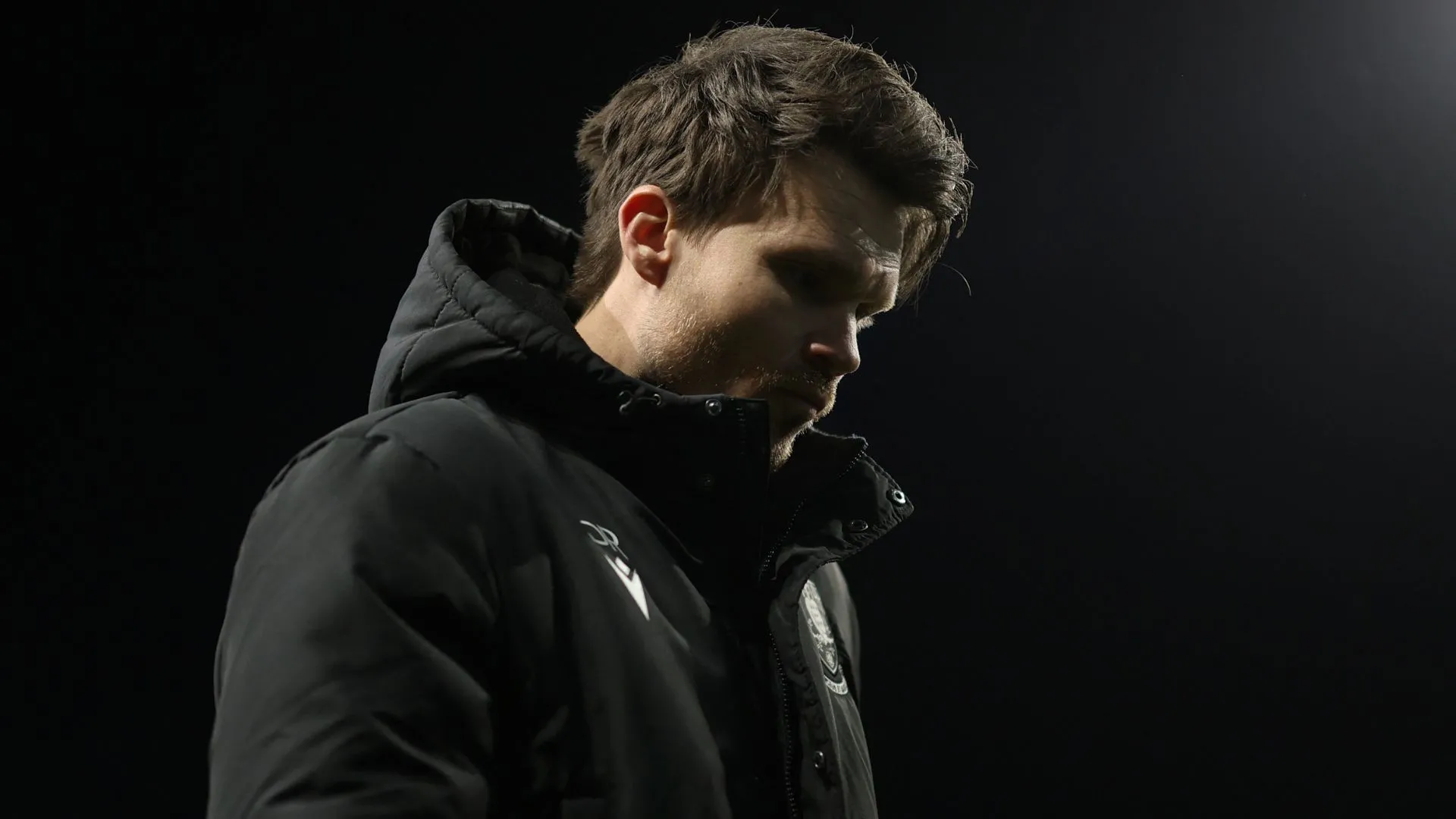 HLV Danny Rohl trên sân chỉ đạo đội bóng Sheffield Wednesday