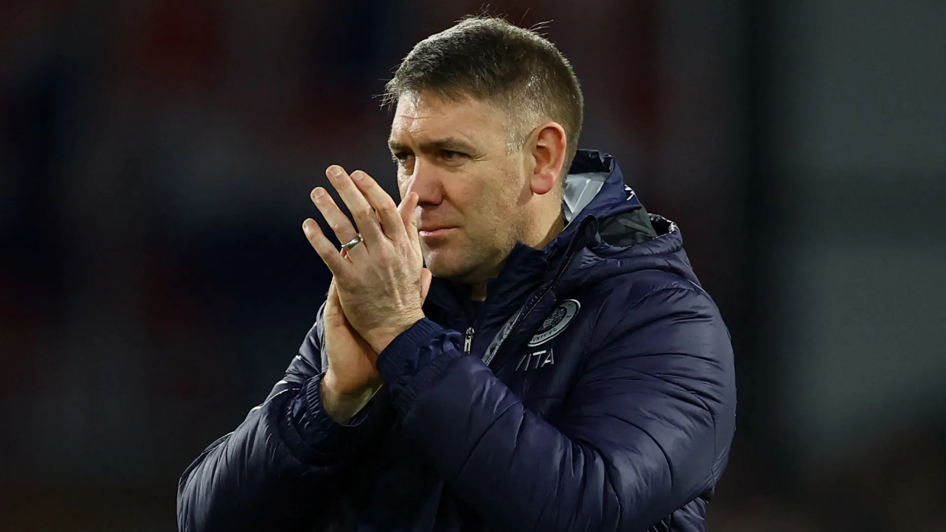 Huấn luyện viên Dave Challinor của Stockport County, người đang tìm kiếm tân binh cho mùa giải mới