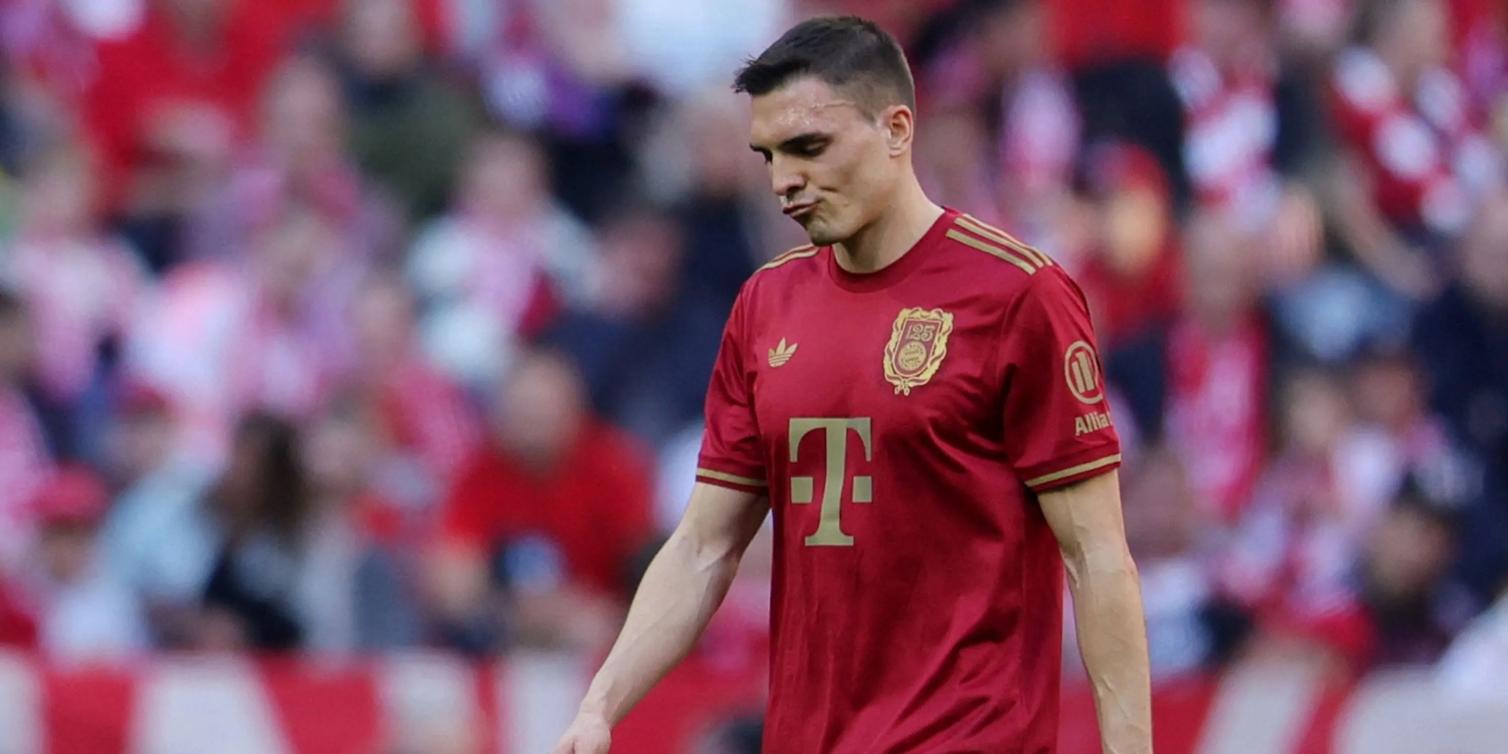 Joao Palhinha rời sân trong trận đấu của Bayern Munich.