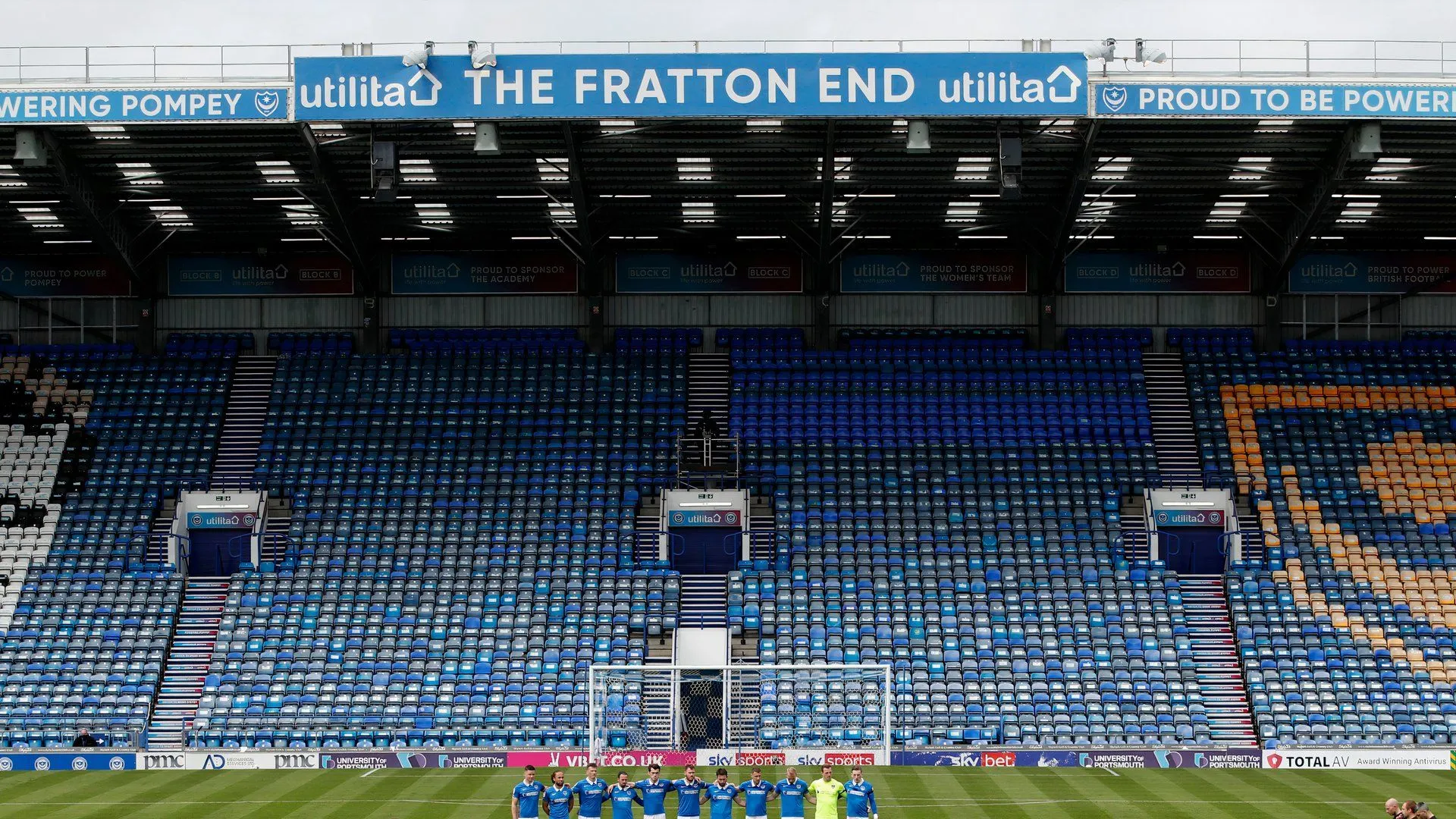Khán đài Fratton End tại Fratton Park, sân nhà cổ kính của Portsmouth