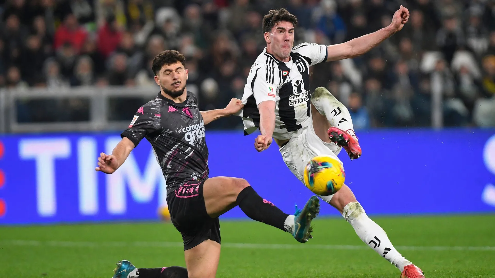 Liberato Cacace thi đấu cho Empoli tại Serie A, mang kinh nghiệm quý giá đến Wrexham