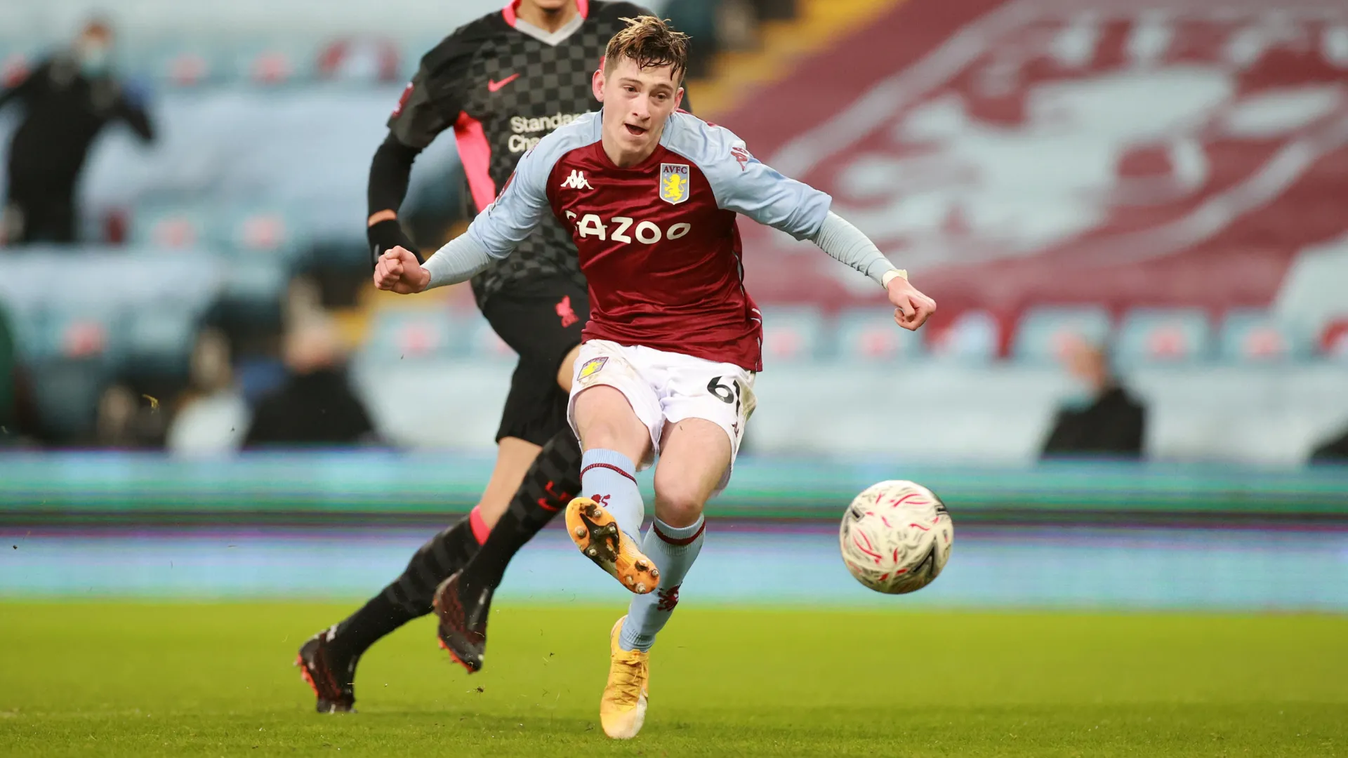 Louie Barry trong màu áo Aston Villa, cầu thủ được liên hệ với Birmingham City