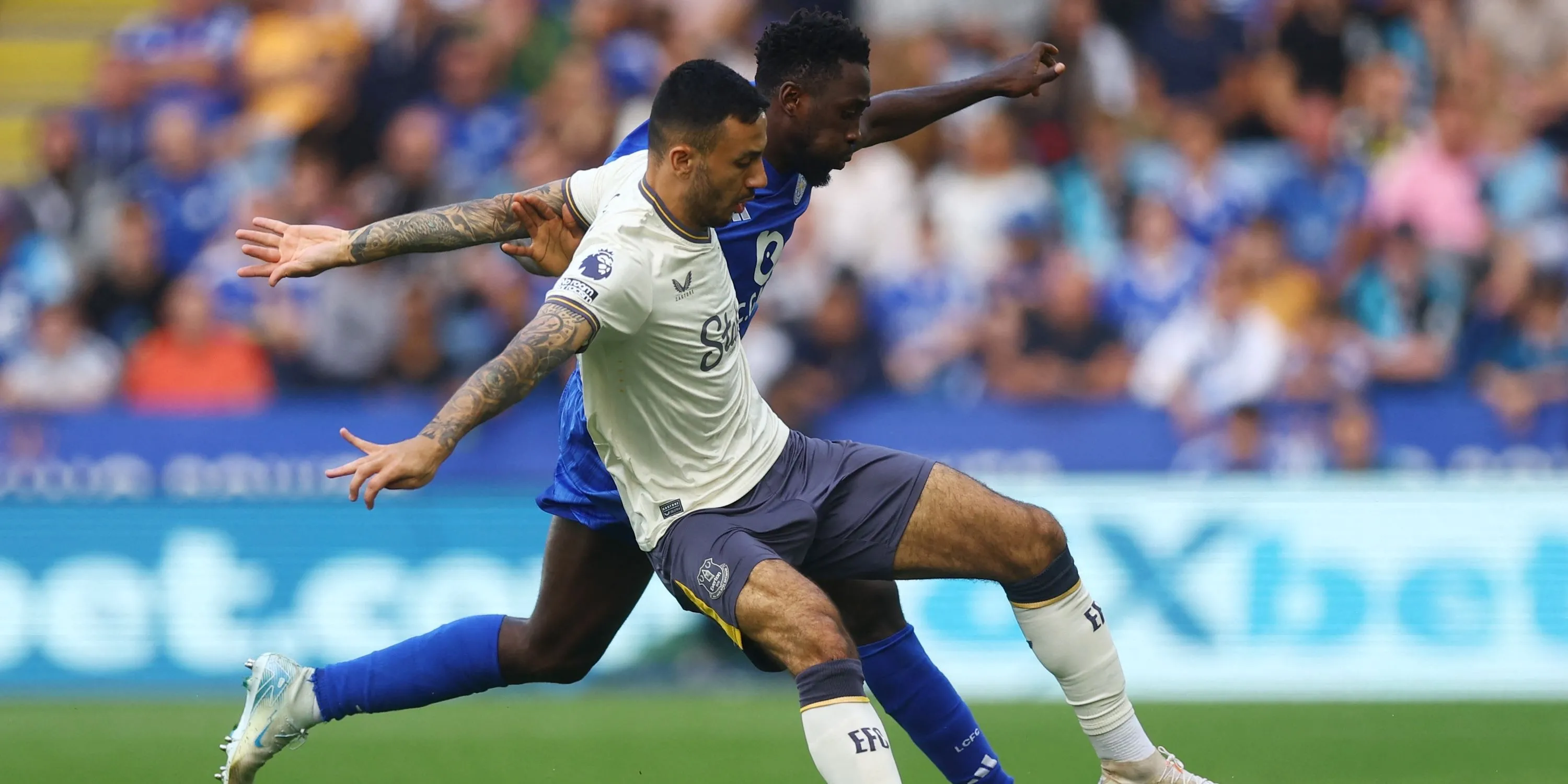 McNeil của Everton và Ndidi của Leicester tranh bóng