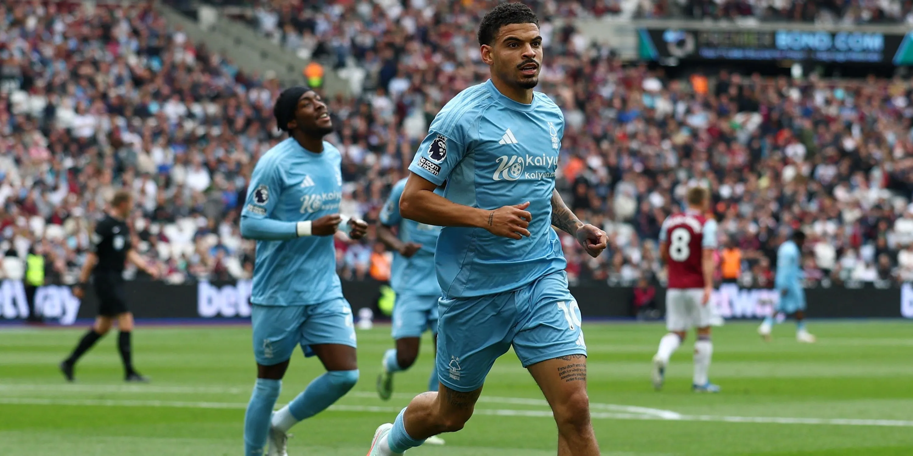 Morgan Gibbs-White ăn mừng bàn thắng cho Nottingham Forest.