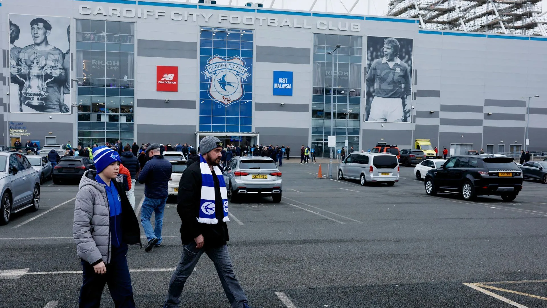 Người hâm mộ Cardiff City tụ tập bên ngoài sân vận động, hy vọng vào một mùa giải thành công
