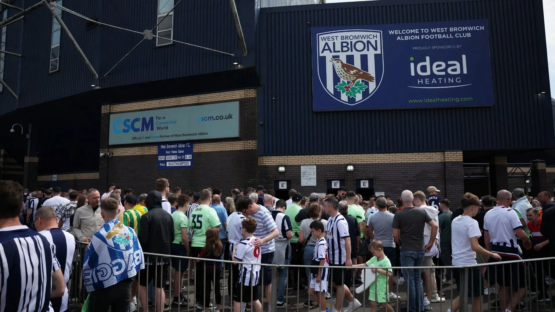 Người hâm mộ West Brom hào hứng bên ngoài sân The Hawthorns