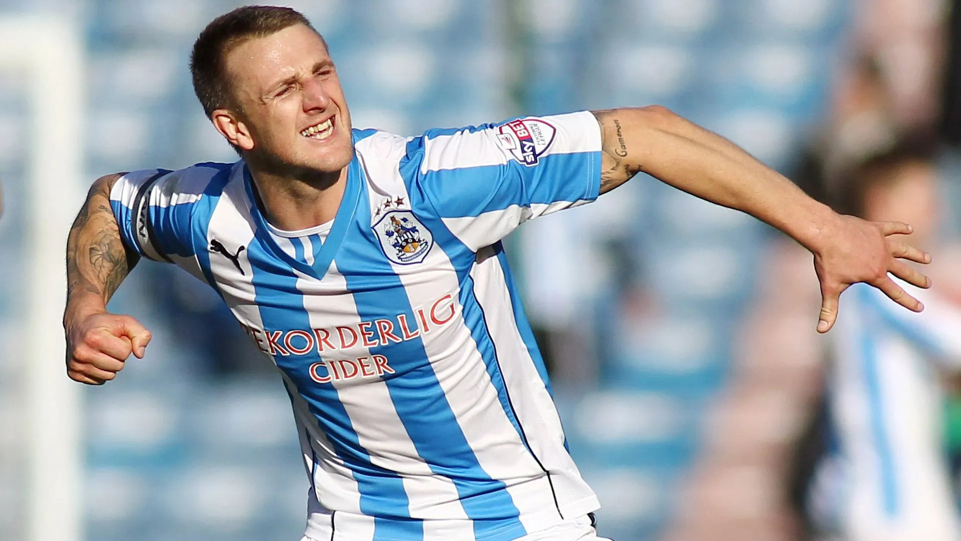 Peter Clarke khoác áo một trong những câu lạc bộ sau khi rời Huddersfield Town.