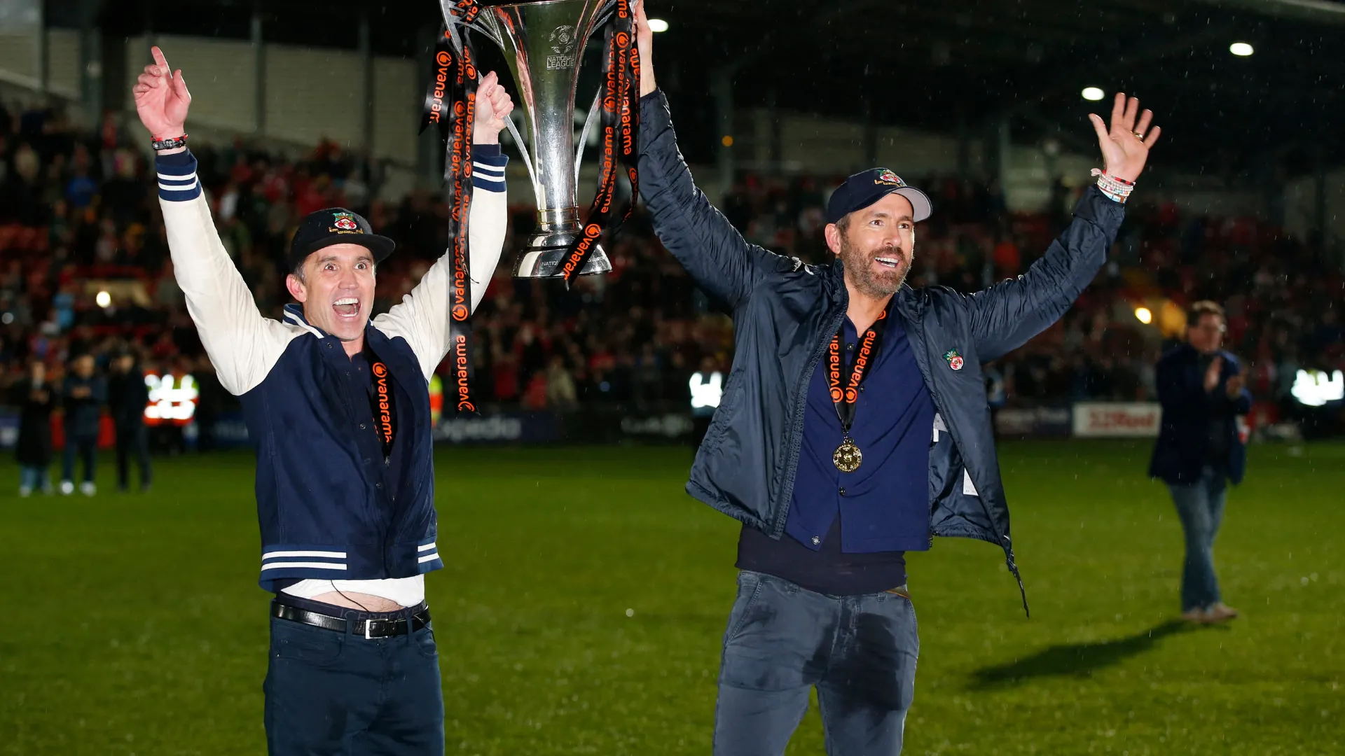 Ryan Reynolds và Rob McElhenney, chủ sở hữu Wrexham, đội bóng có giá áo tương đồng.