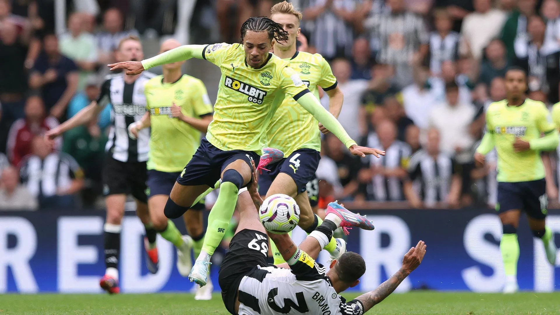Samuel Edozie, ngôi sao trẻ có khả năng rời Southampton sau khi đội xuống hạng
