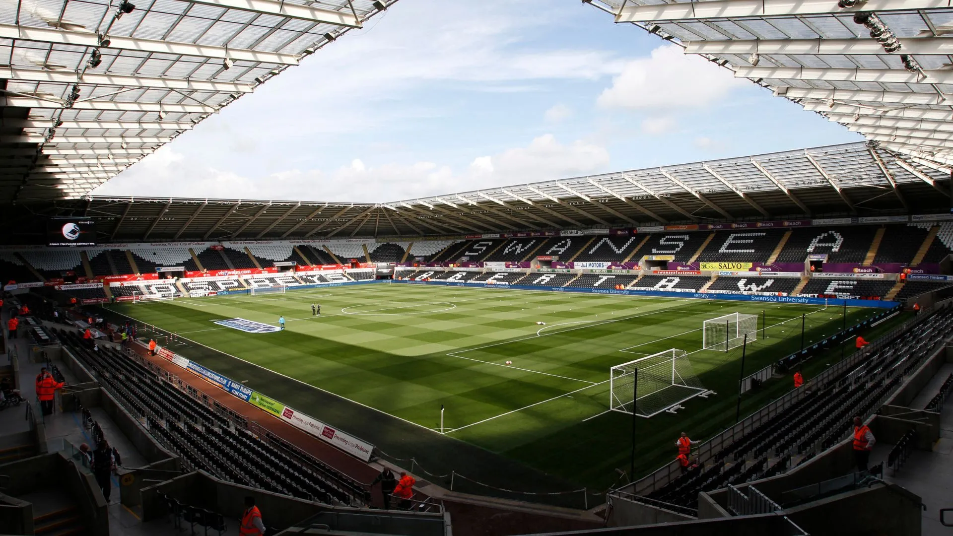 Sân Swansea.com của Swansea City, hiện đại nhưng đôi khi thiếu đi hồn cốt bóng đá