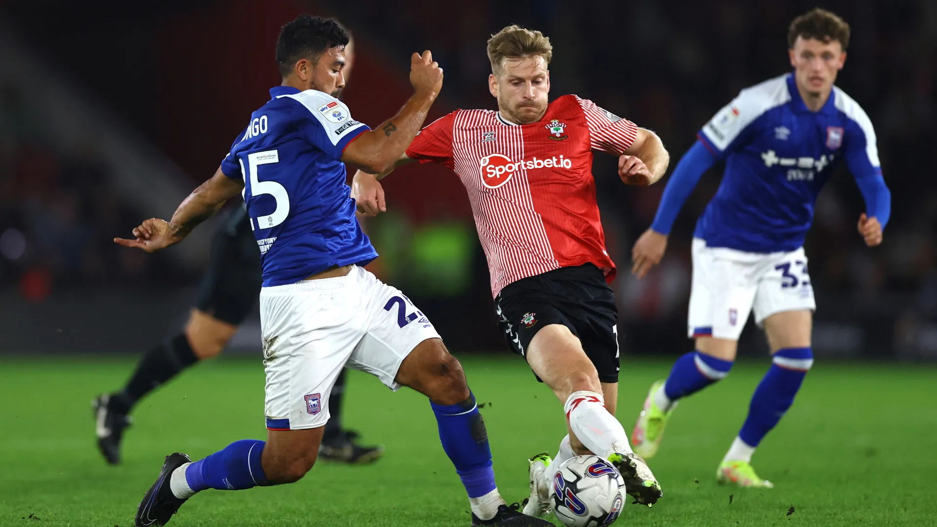 Stuart Armstrong thi đấu ấn tượng cho Southampton trong mùa giải giành vé thăng hạng Championship.