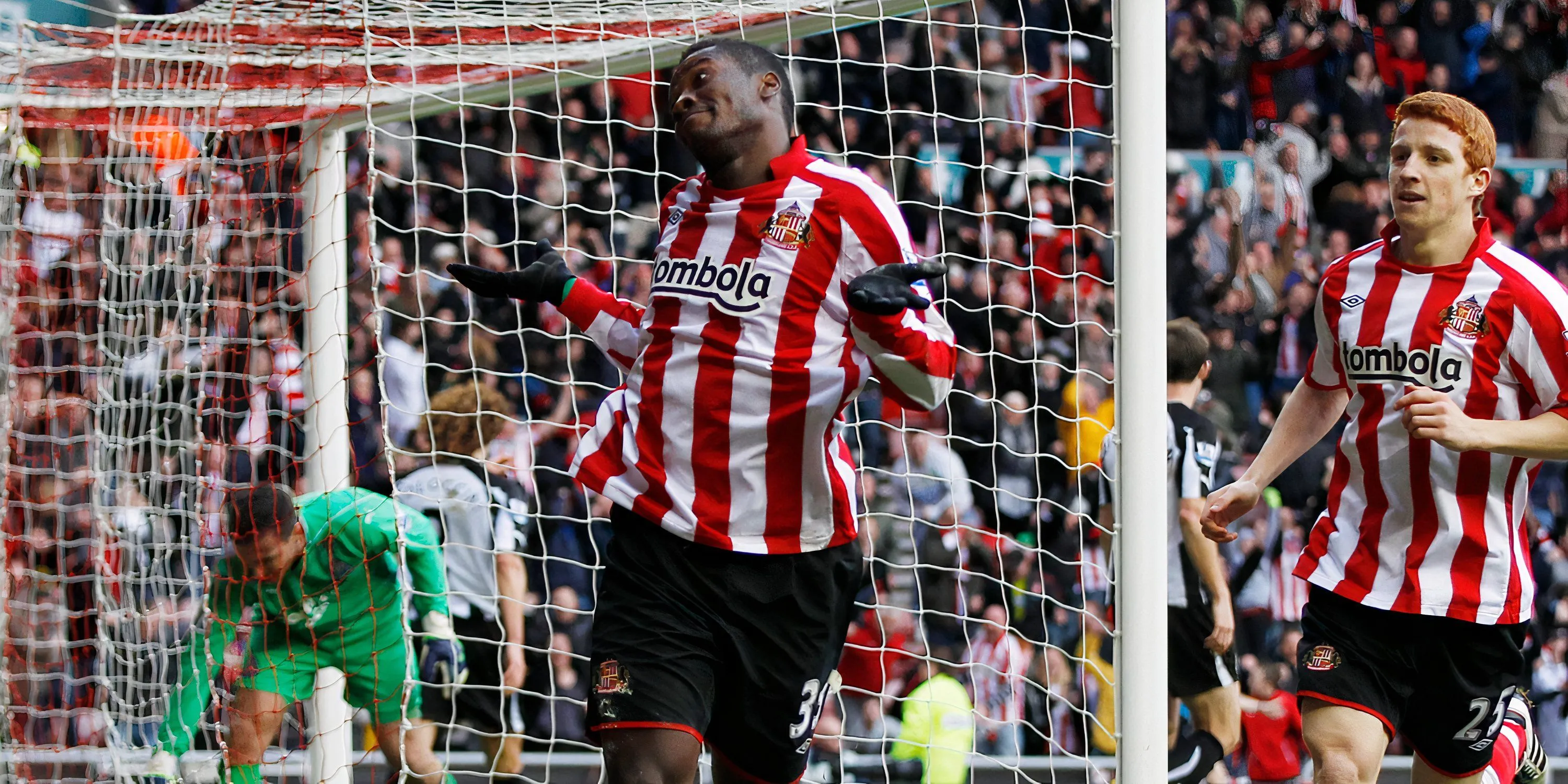 Tiền đạo Asamoah Gyan trong màu áo Sunderland tại Premier League