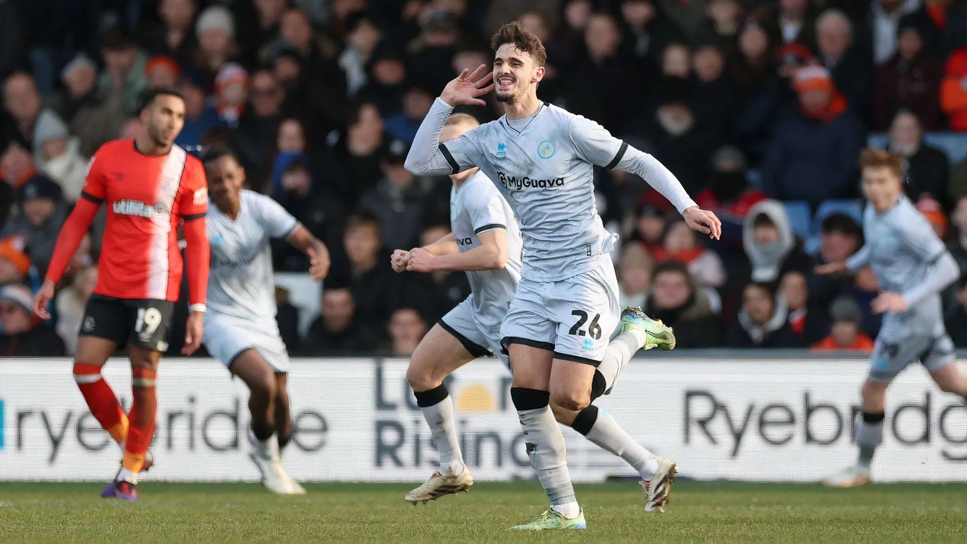 Tiền đạo Mihailo Ivanovic ăn mừng bàn thắng cho Millwall trước Luton Town