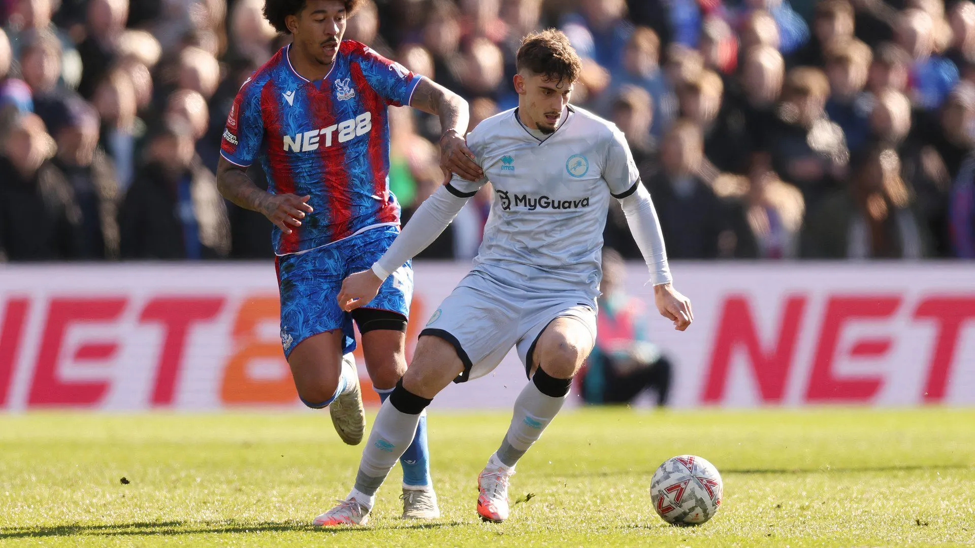 Tiền đạo Mihailo Ivanovic trong một pha tranh chấp cho Millwall