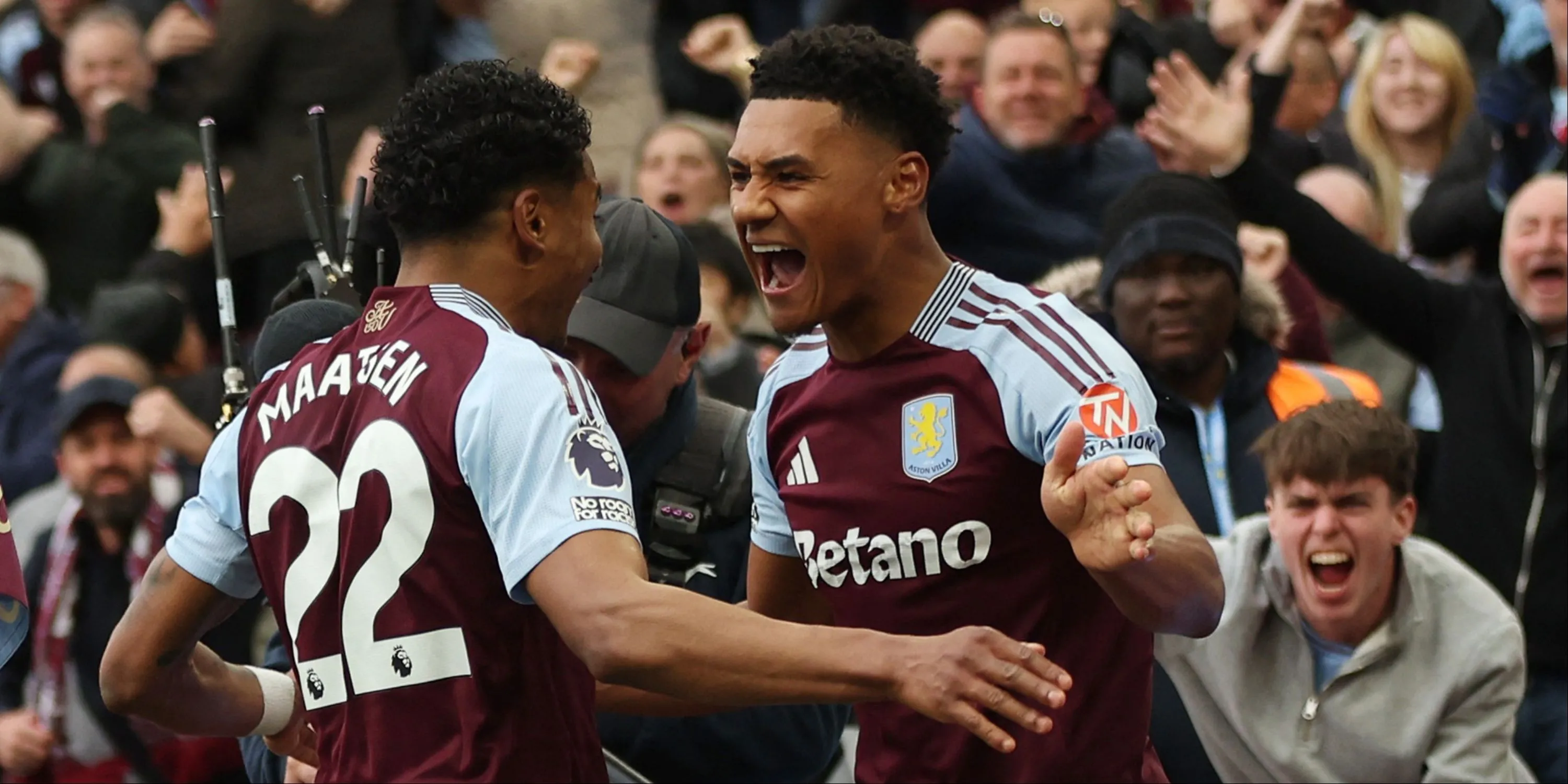 Tiền đạo Ollie Watkins của Aston Villa trong một pha tranh chấp bóng, cầu thủ đang là mục tiêu của nhiều CLB lớn.