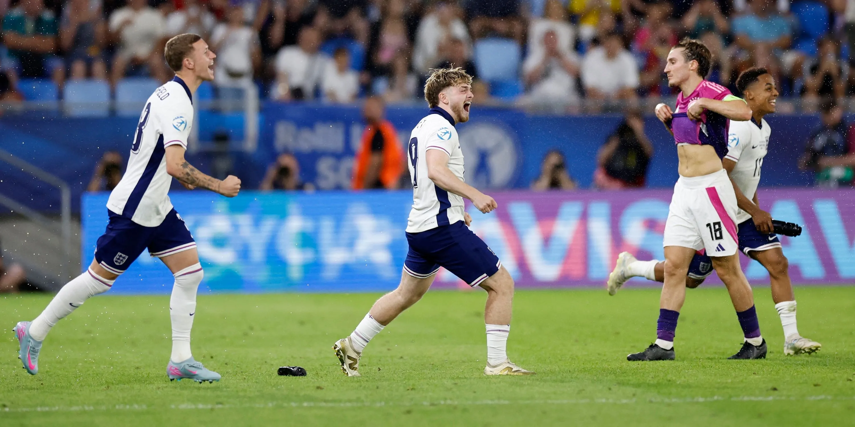 Tiền vệ Harvey Elliott ăn mừng bàn thắng cùng đồng đội ở đội tuyển U21 Anh