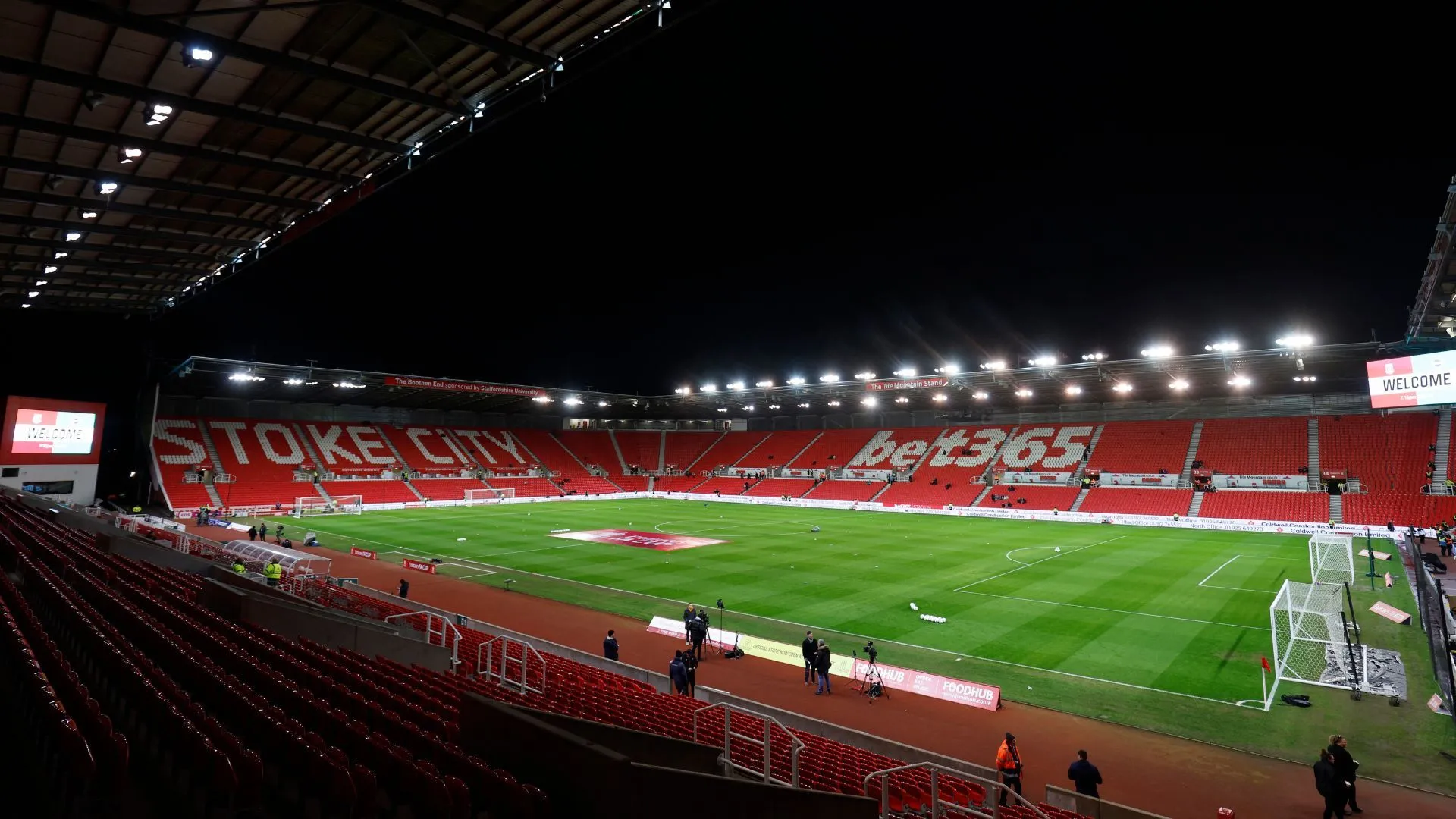 Toàn cảnh sân Bet365 của Stoke City, nơi thường xuyên phải chống chọi với gió lớn