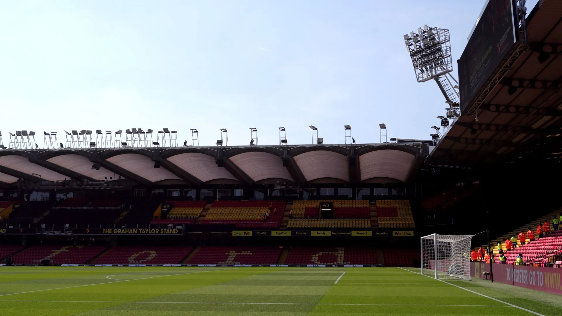 Toàn cảnh sân Vicarage Road của Watford, bị bao quanh bởi khu dân cư và bệnh viện