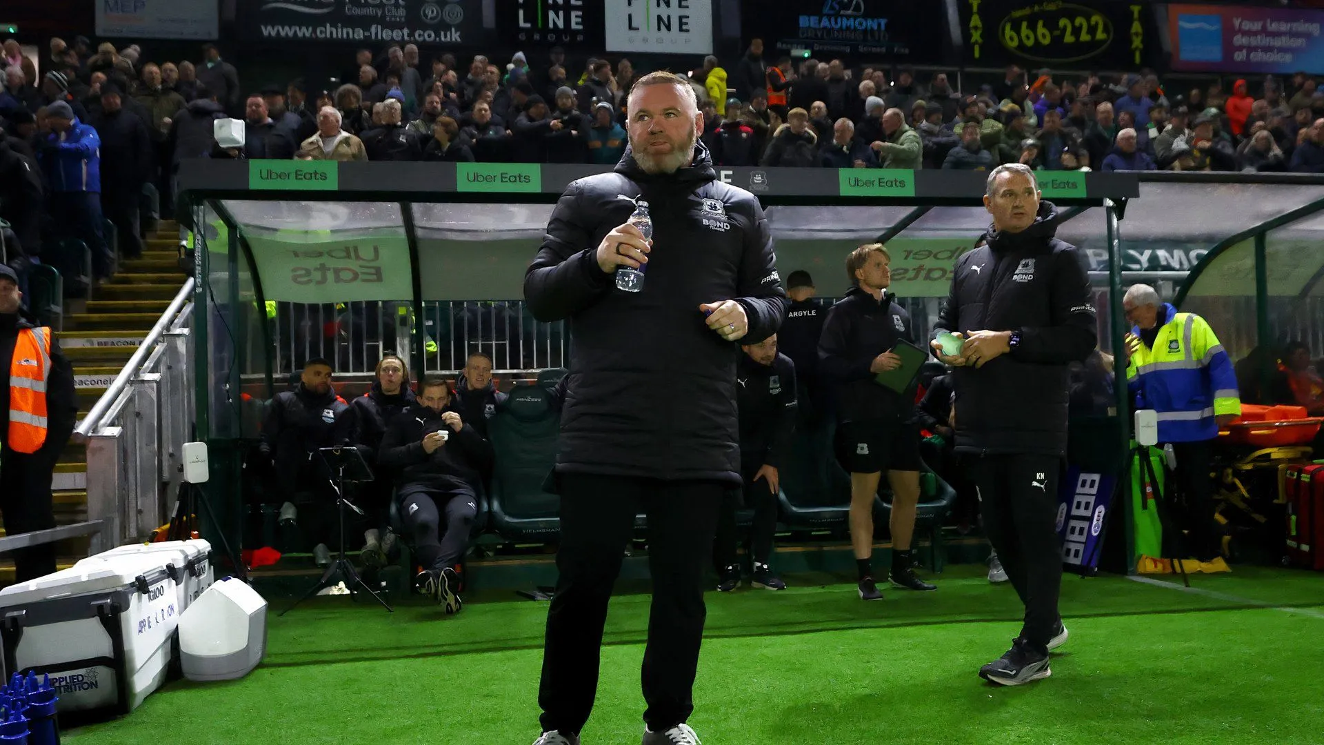 Wayne Rooney thất vọng trên băng ghế chỉ đạo Plymouth Argyle