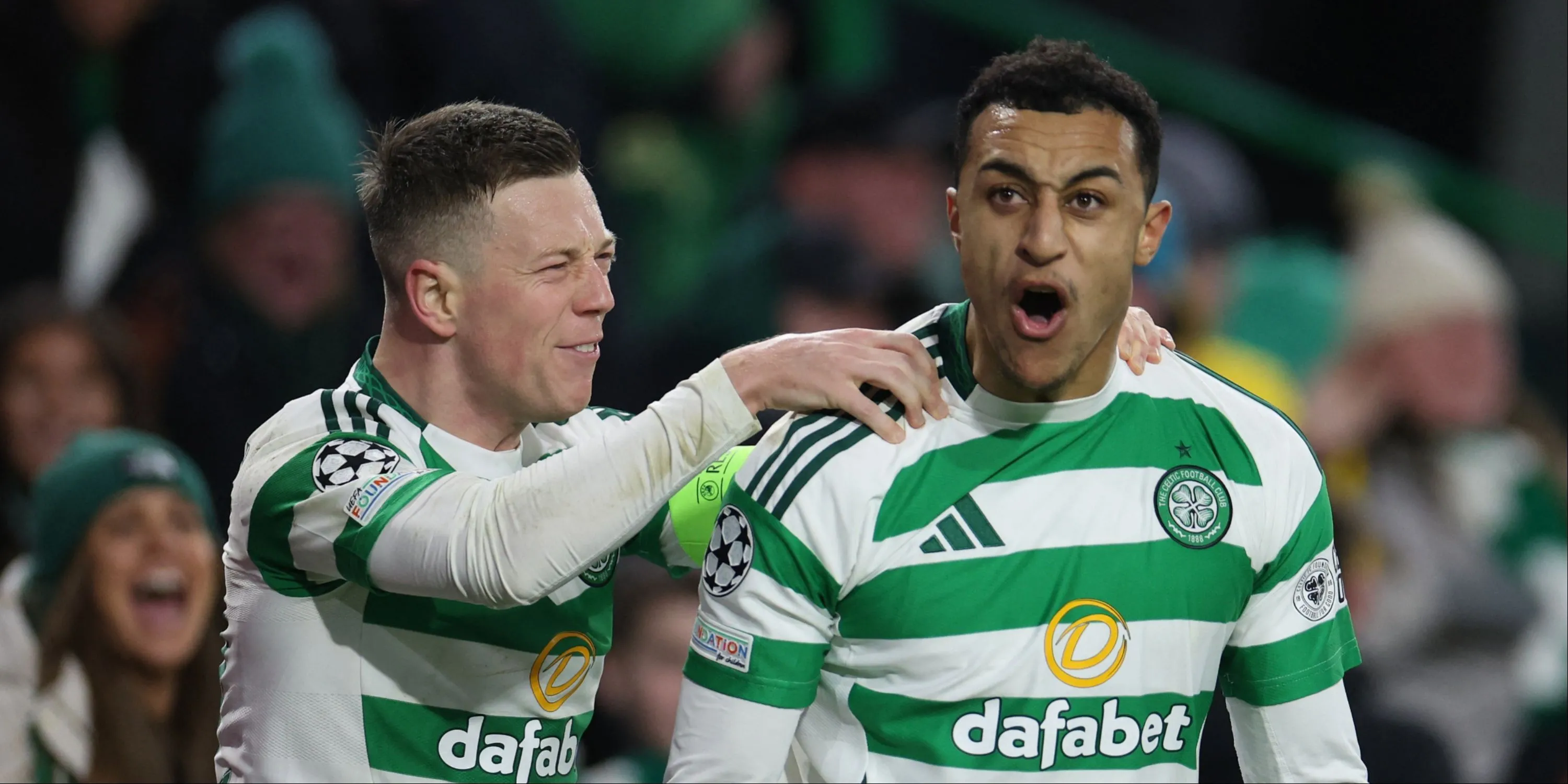 Adam Idah trong màu áo Celtic bên cạnh đội trưởng Callum McGregor