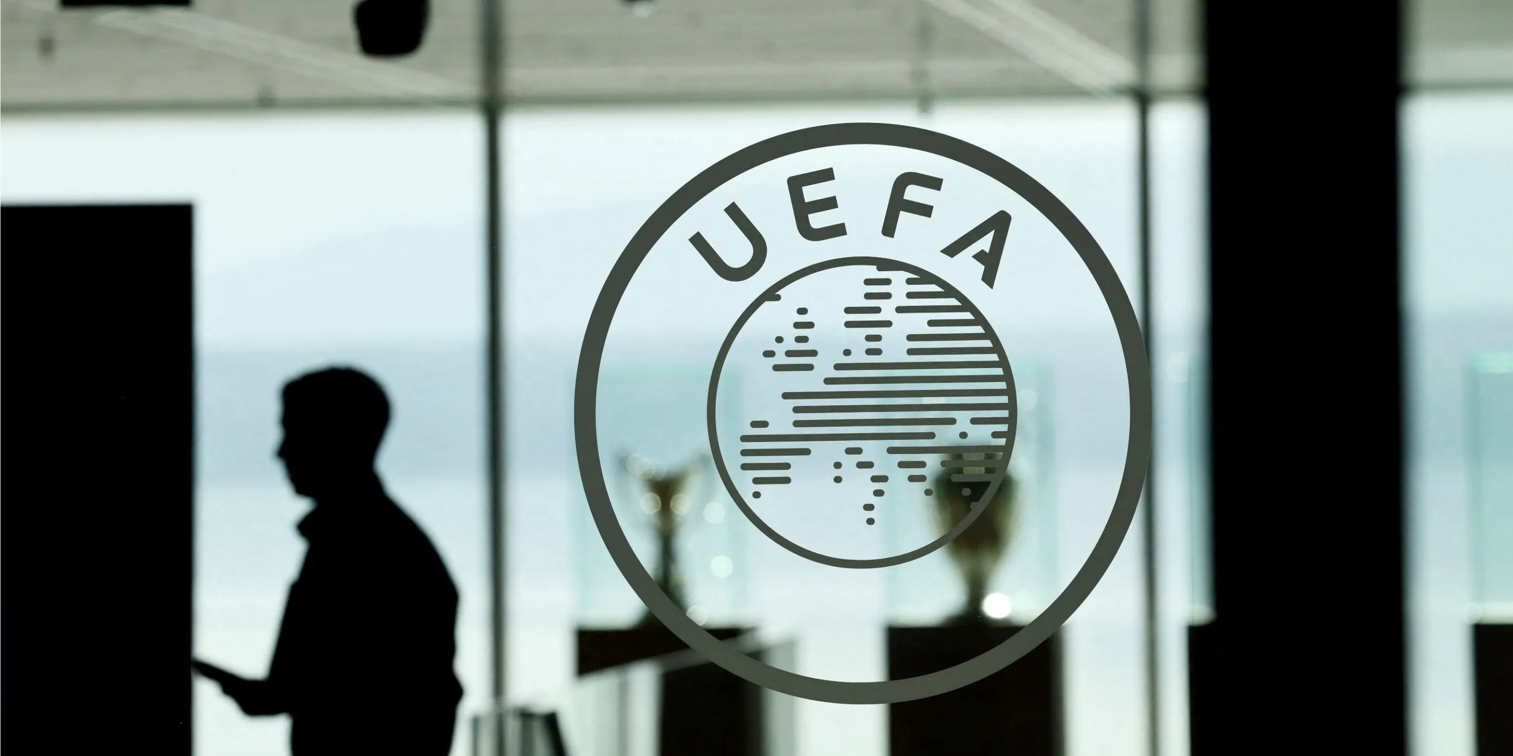 Biểu tượng UEFA và quy tắc Công bằng Tài chính (FFP) đang gây áp lực lên các thương vụ chuyển nhượng của Chelsea