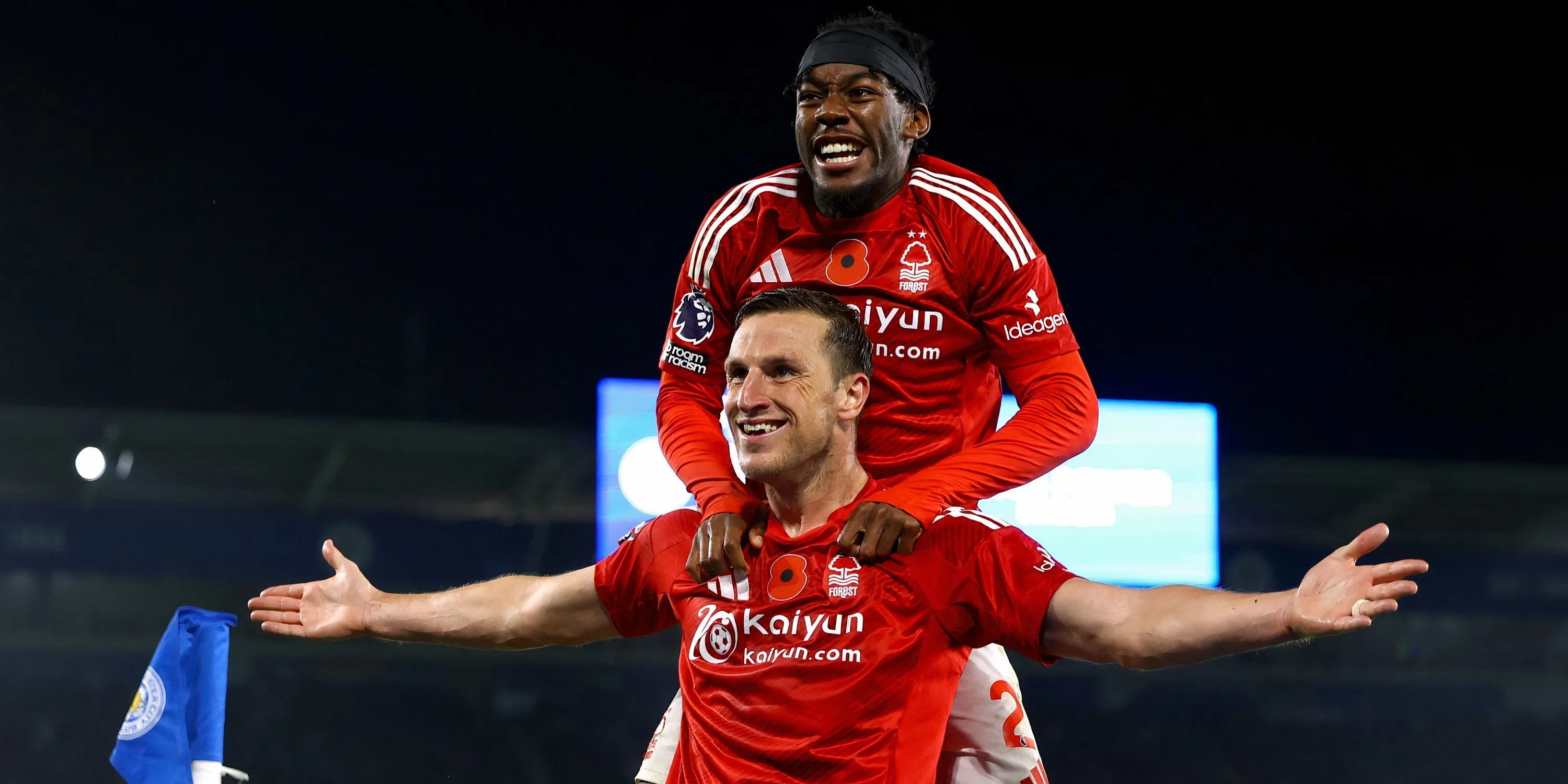 Chris Wood của Nottingham Forest tranh chấp bóng trong trận đấu tại Premier League